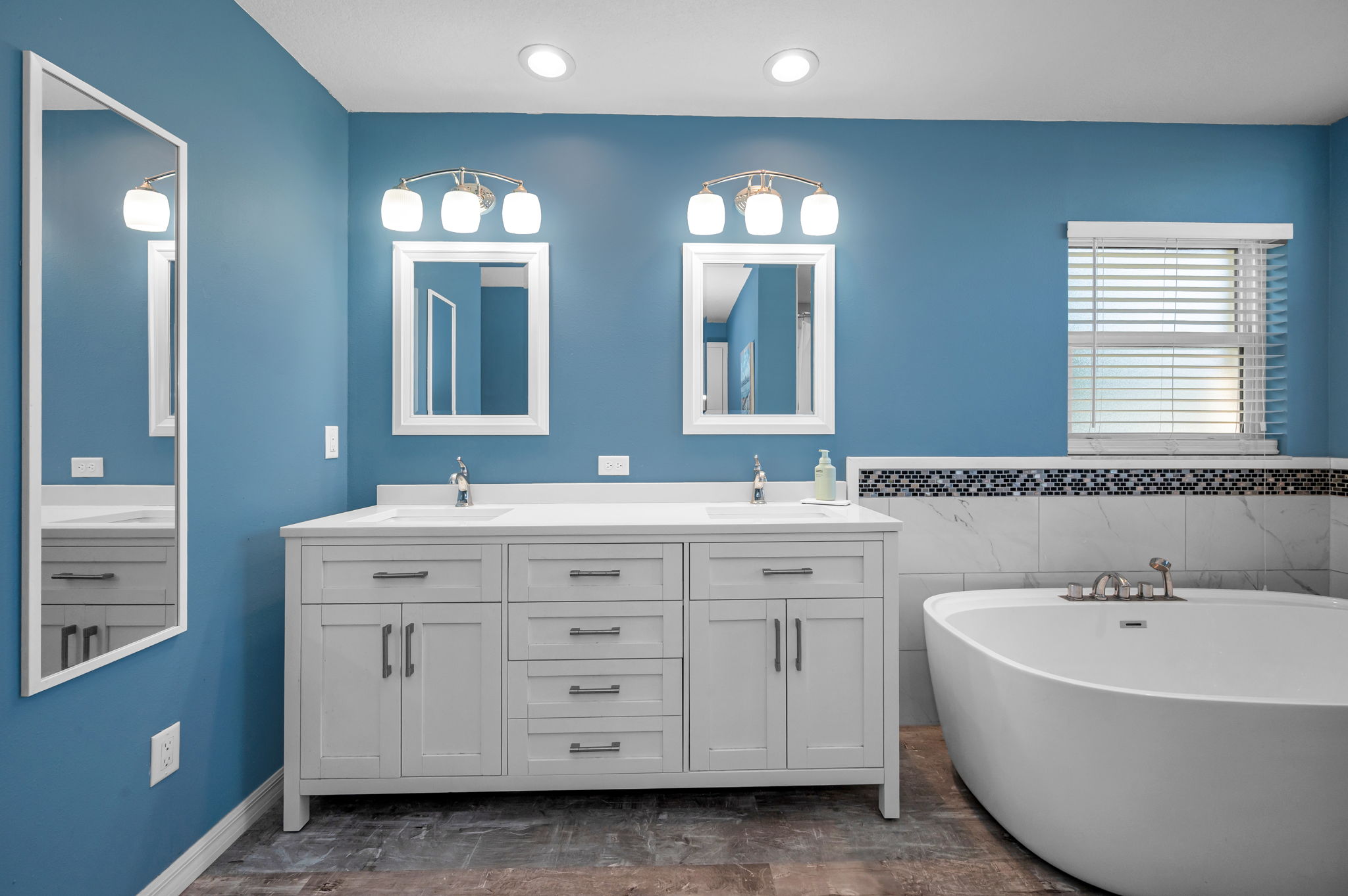 Master Bathroom1e