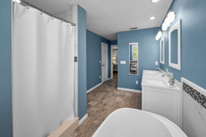 Master Bathroom1d