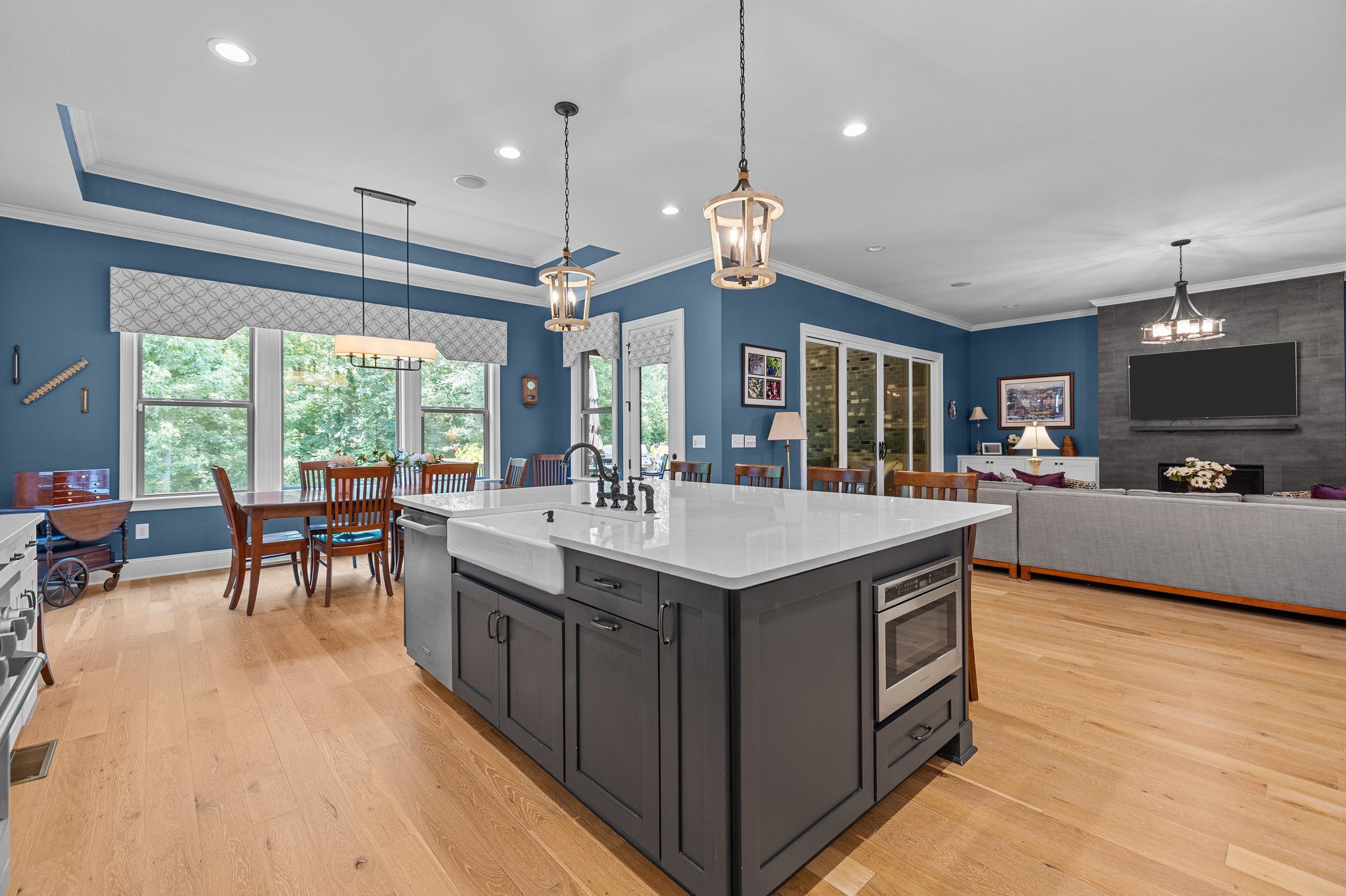 Farmhouse Sink, Pendulum Lighting, Quartz Countertops