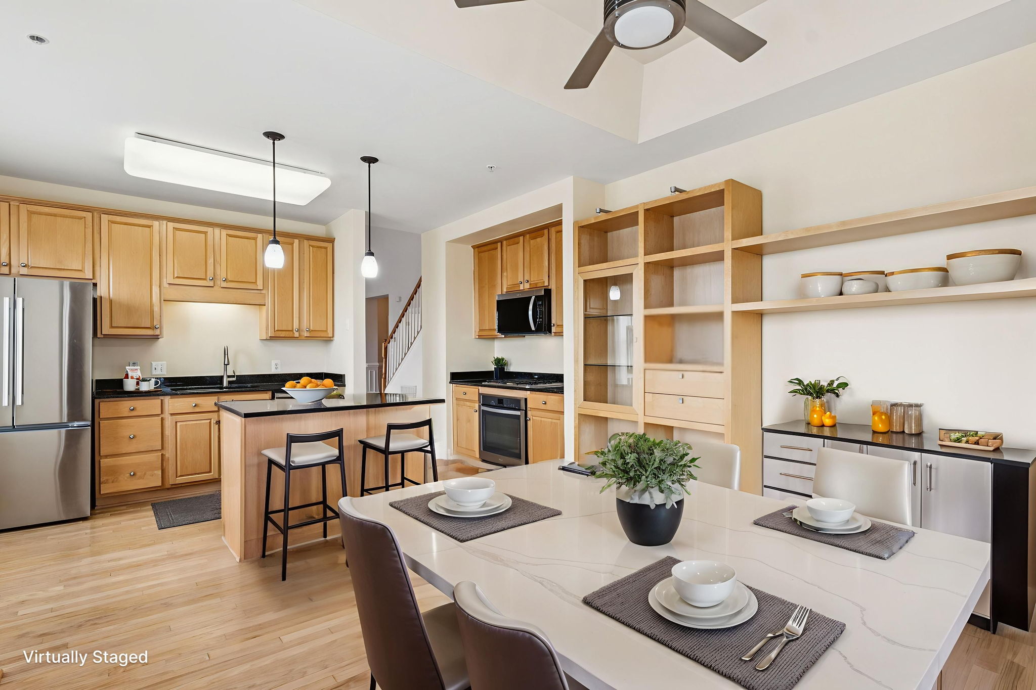 Kitchen & Breakfast Room w/Hardwood Flooring