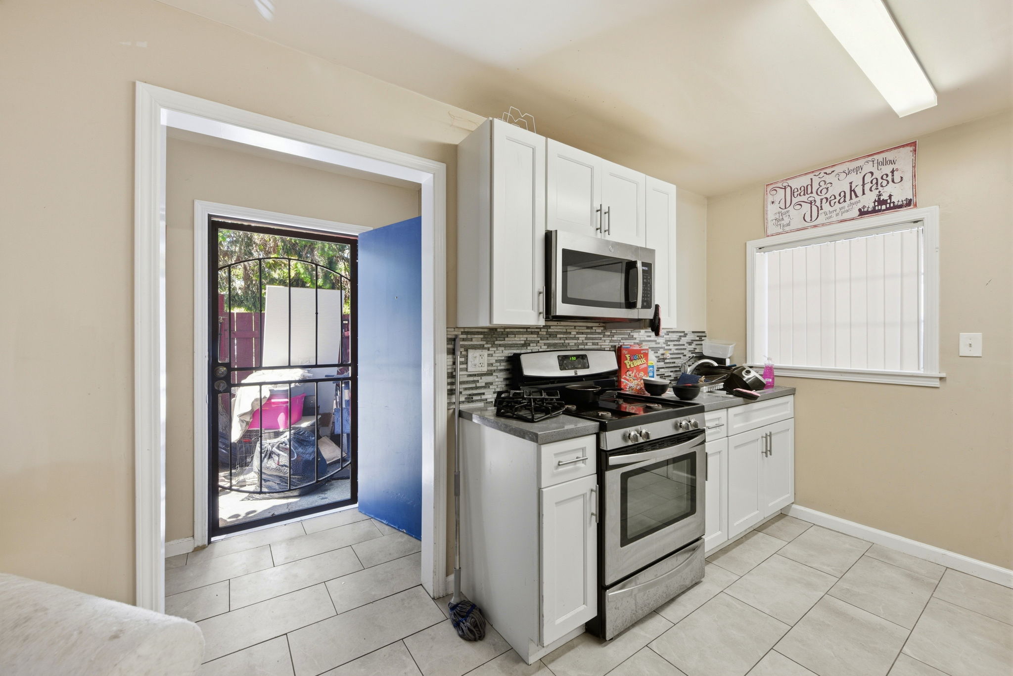 021_F8_3050-3058 Davis St