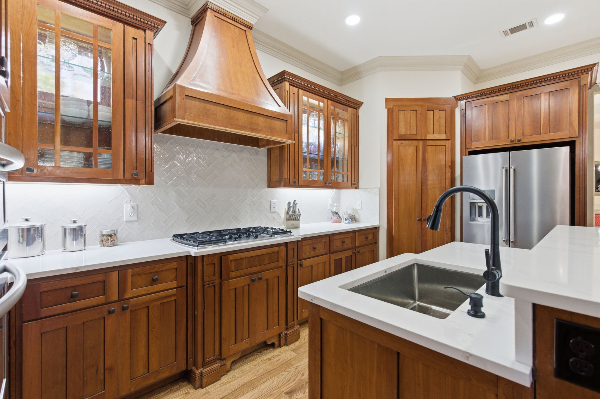 DECORATIVE HOOD & BLACKSPLASH