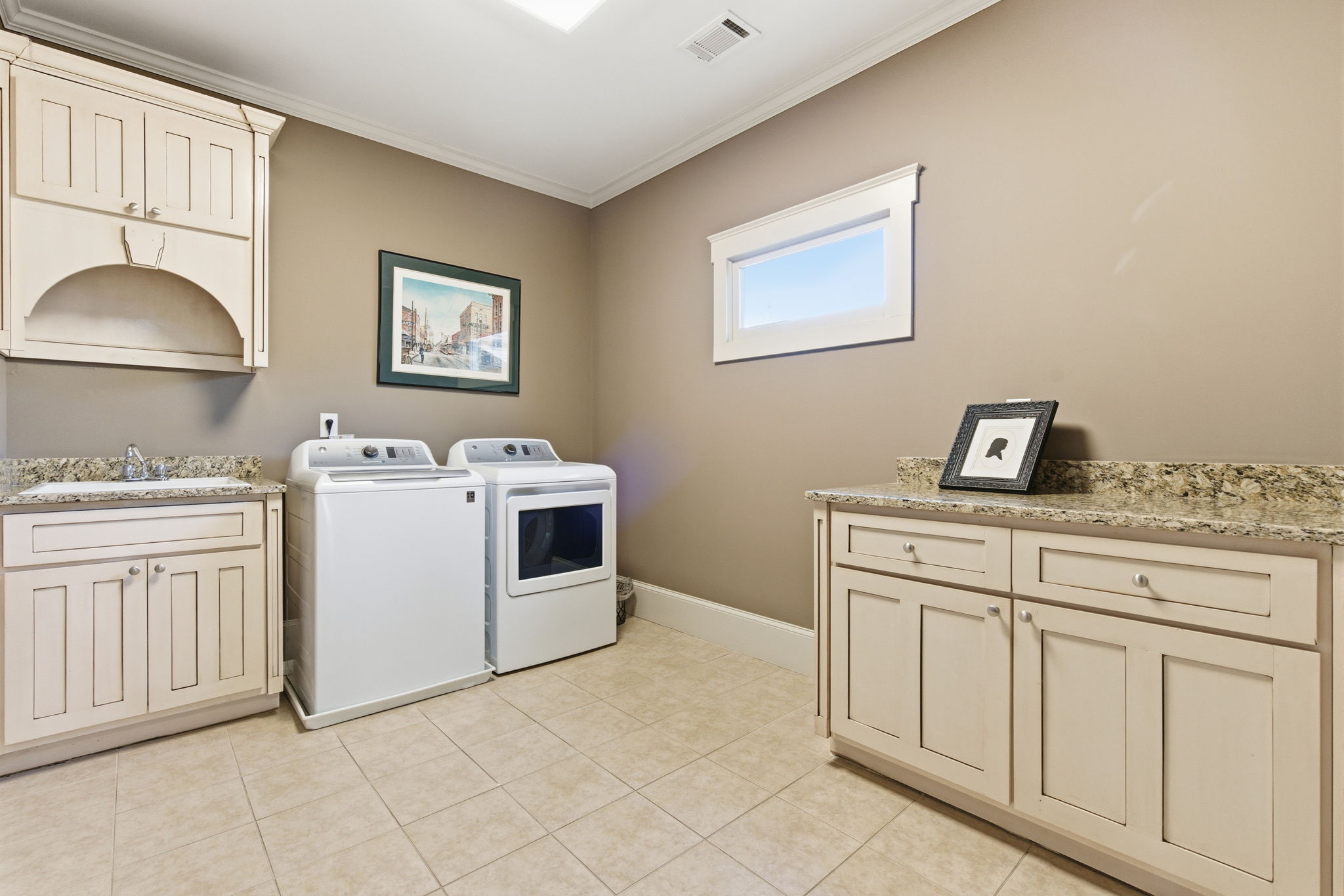 OVERSIZED UNSTAIRS LAUNDRY