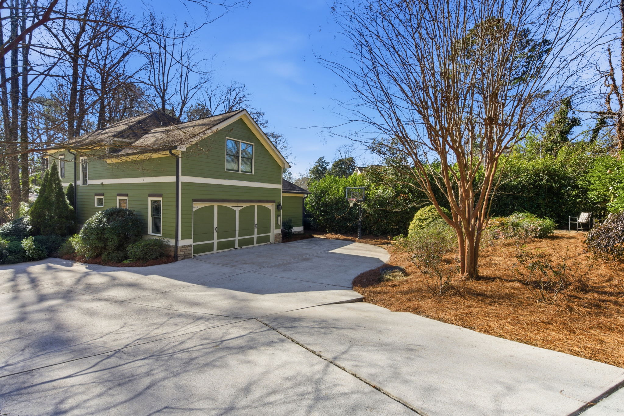 LARGE TURNAROUND AND BASKET BALL AREA