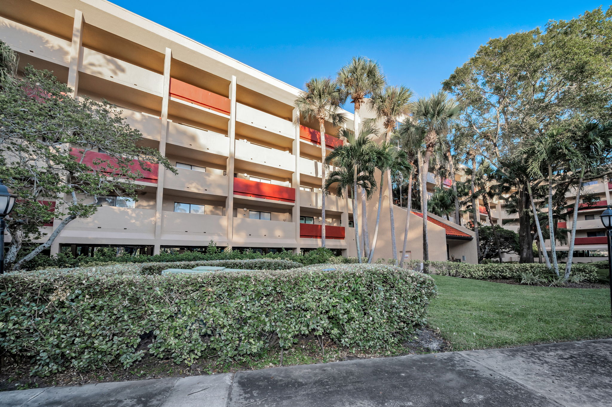 Front Exterior4