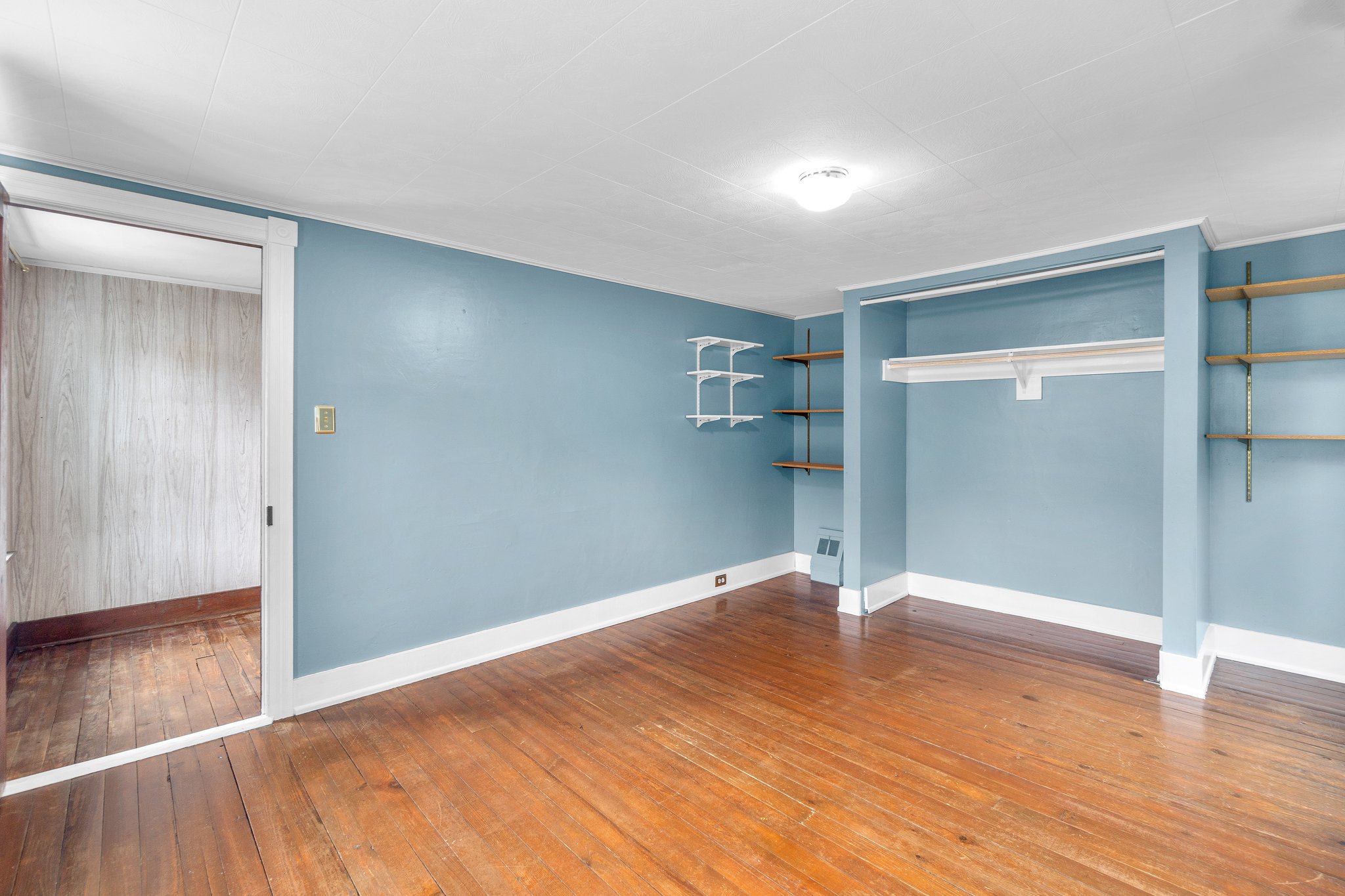 17. Upper bedroom.jpg