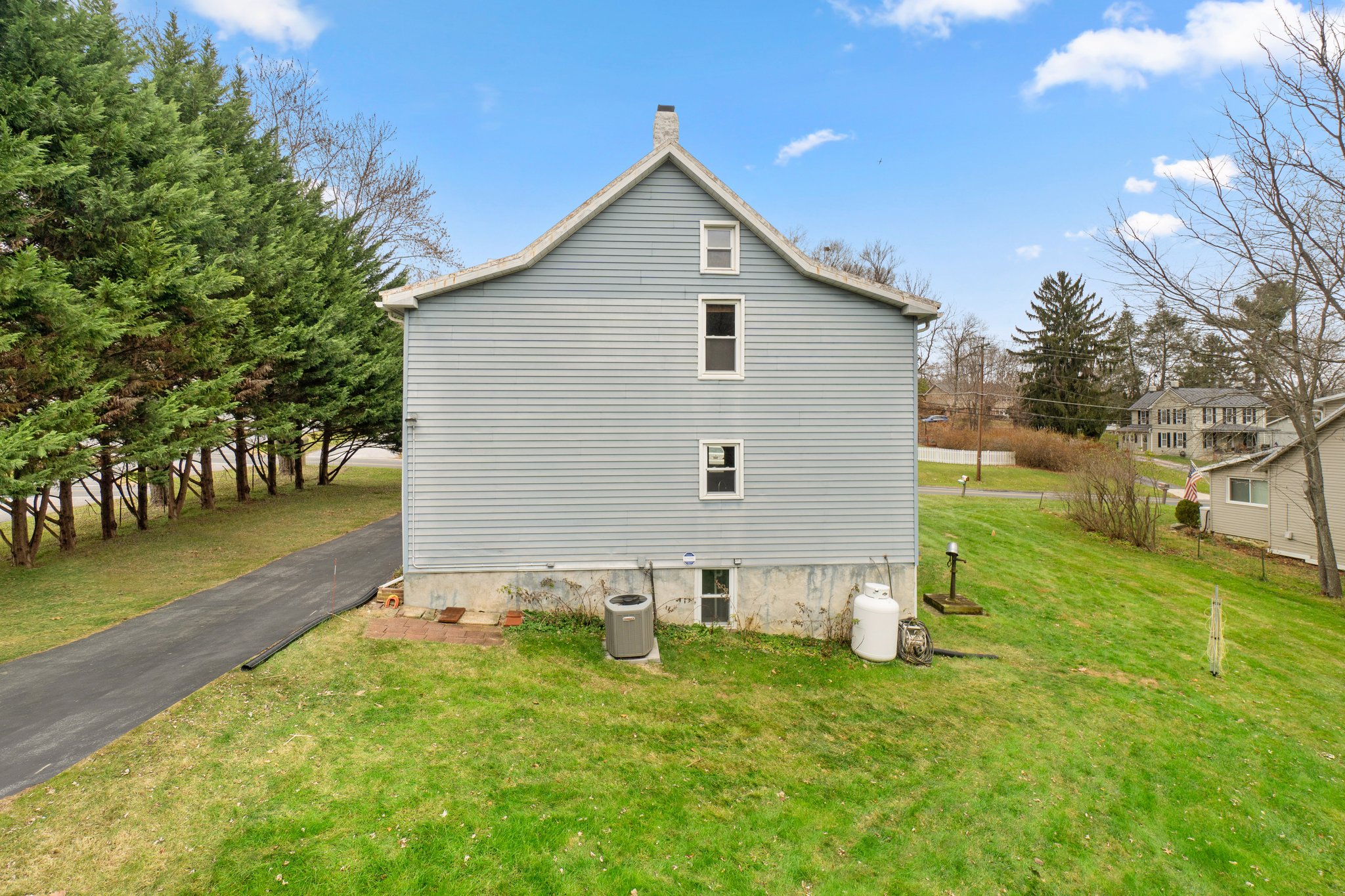 40. Back exterior.jpg
