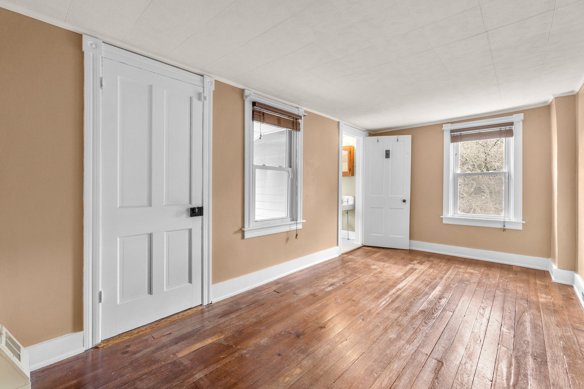 25. Upper bedroom.jpg