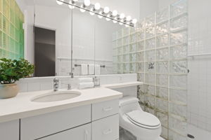 en suite full bath