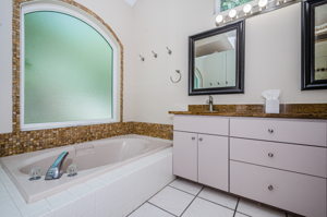 Master Bathroom 1A-2