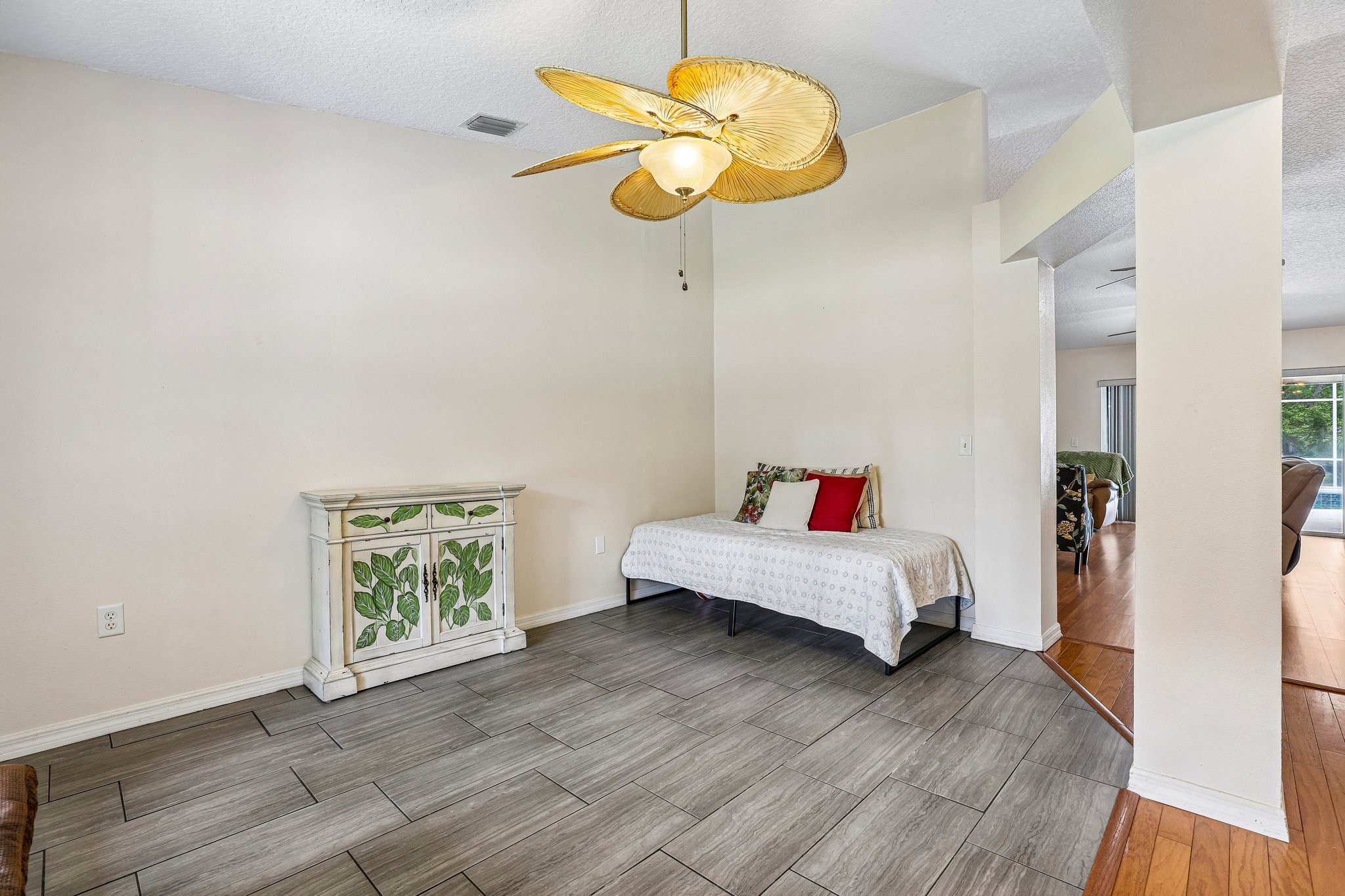 Buttercup Ln-S0508-027.jpg