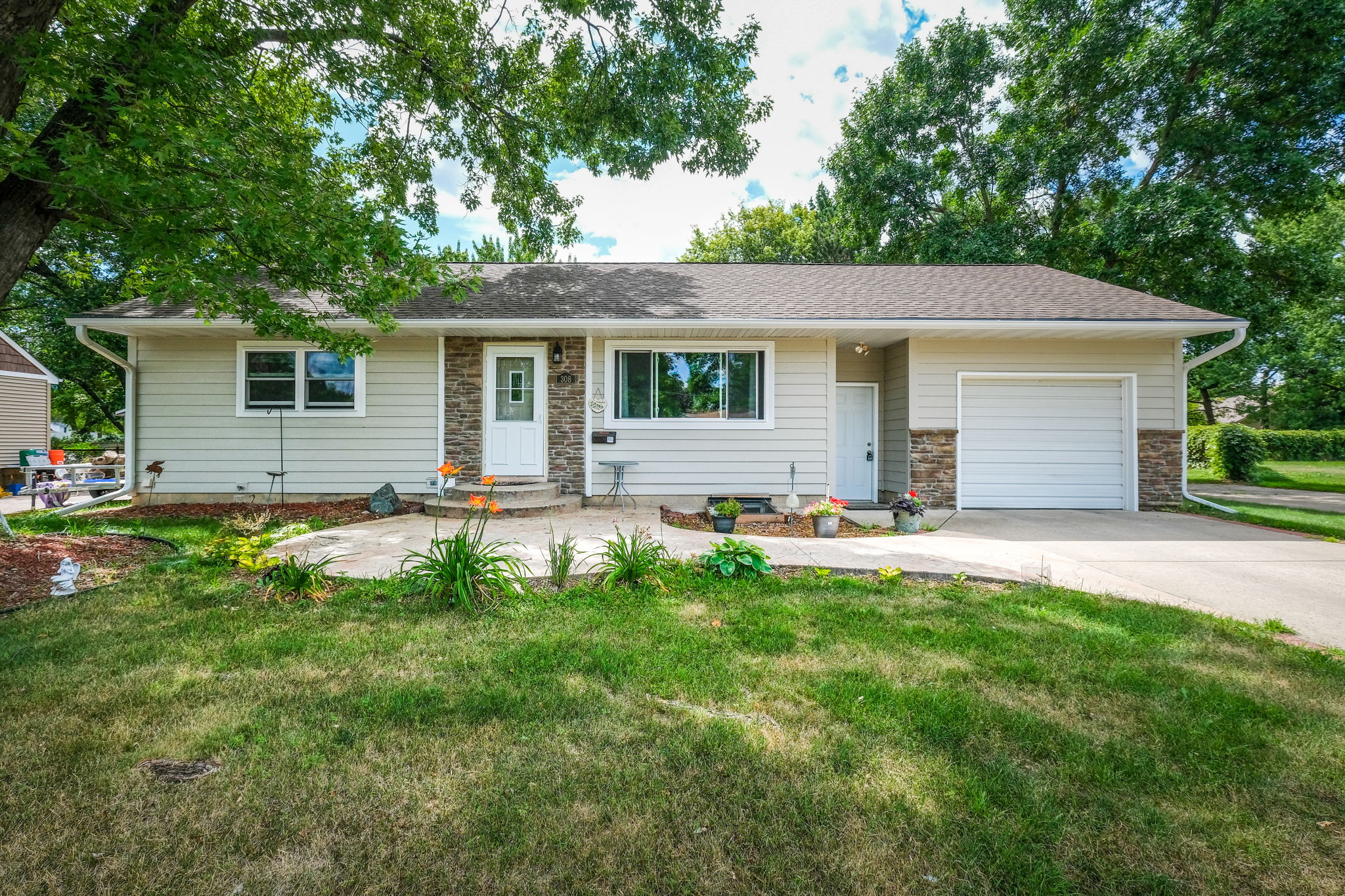  308 4th St NE, Osseo, MN 55369, US