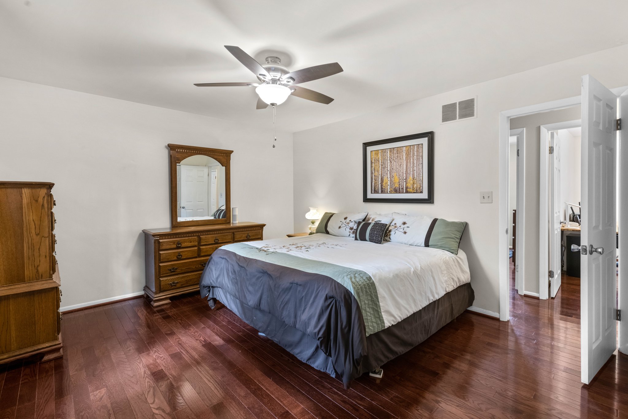 17. Main bedroom.jpg
