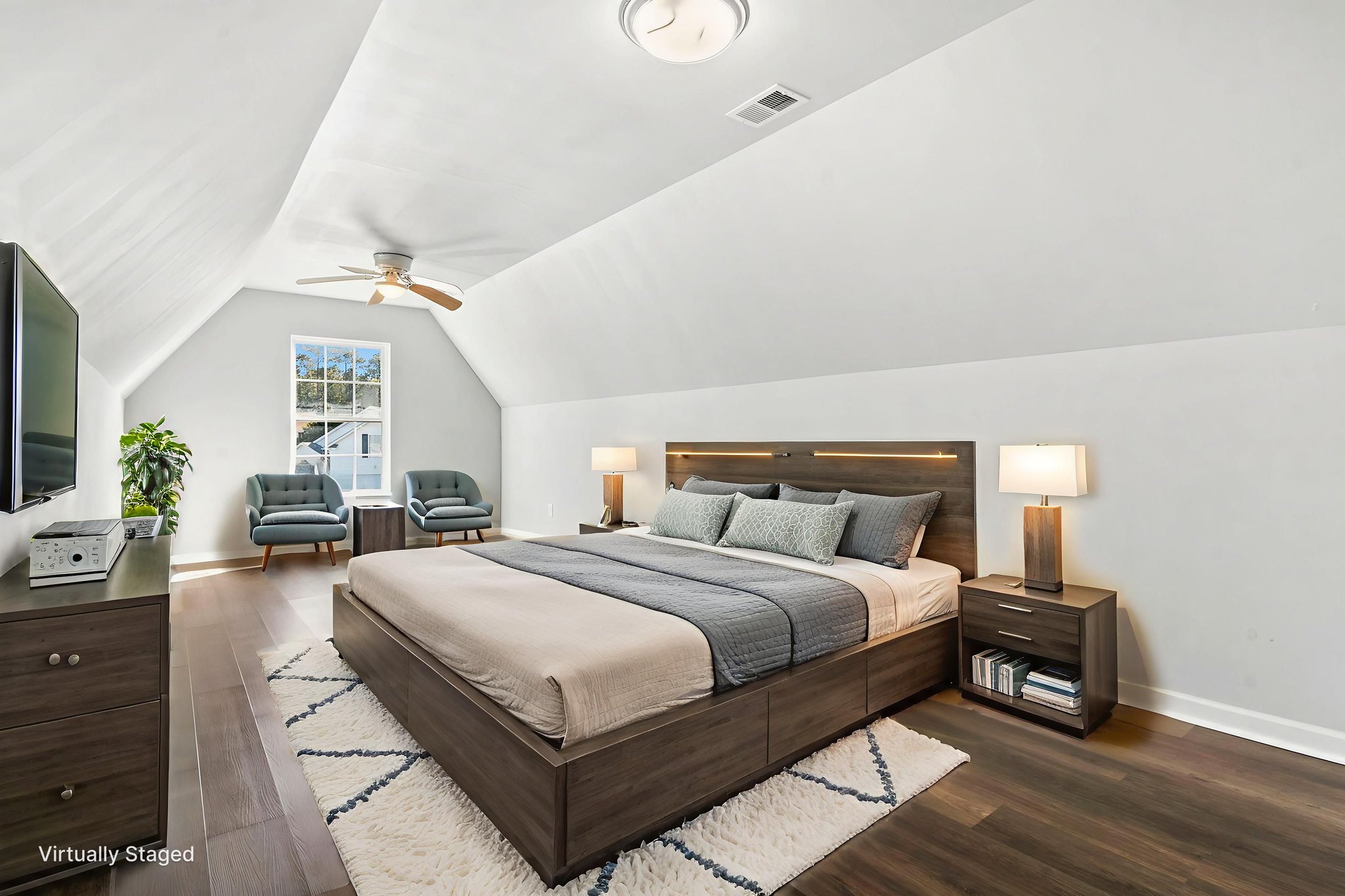 DSC07498 virtually staged.jpeg