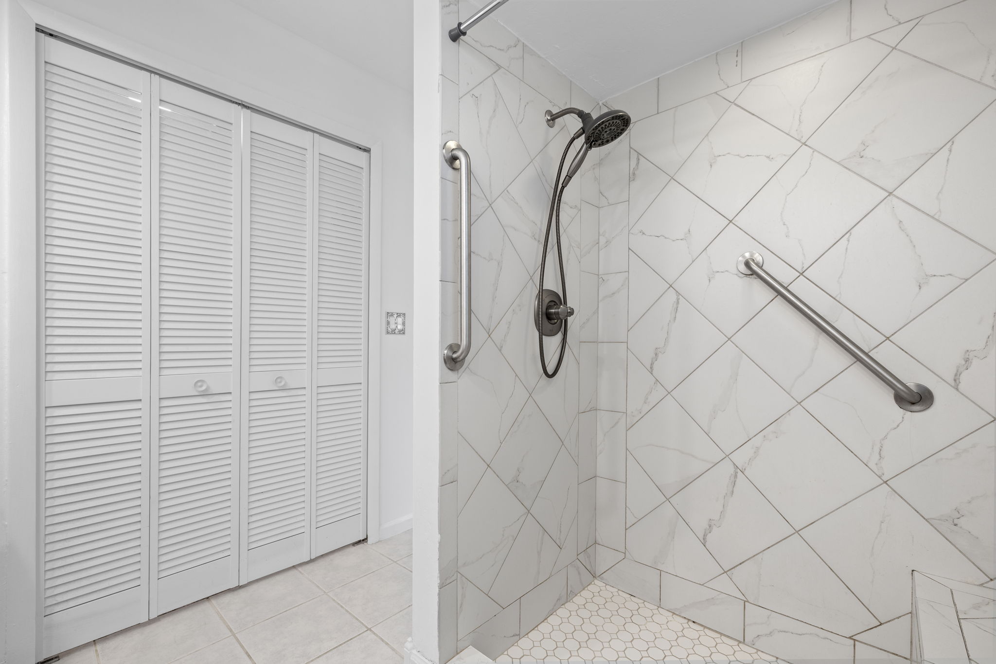 Primary Bathroom (2)