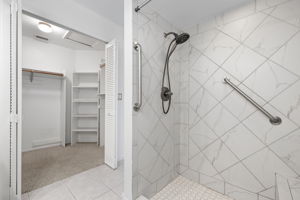 Primary Bathroom (3)