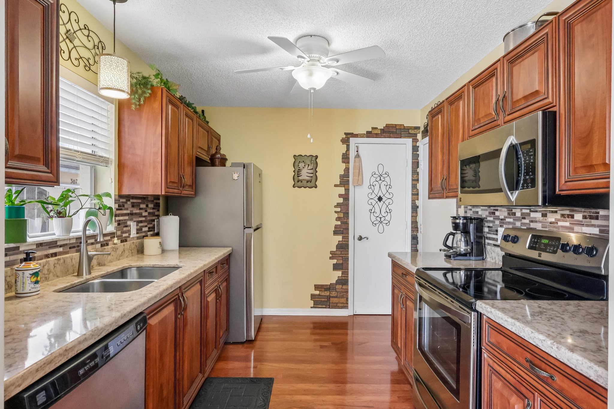 Guido Ave-S1709-015.jpg