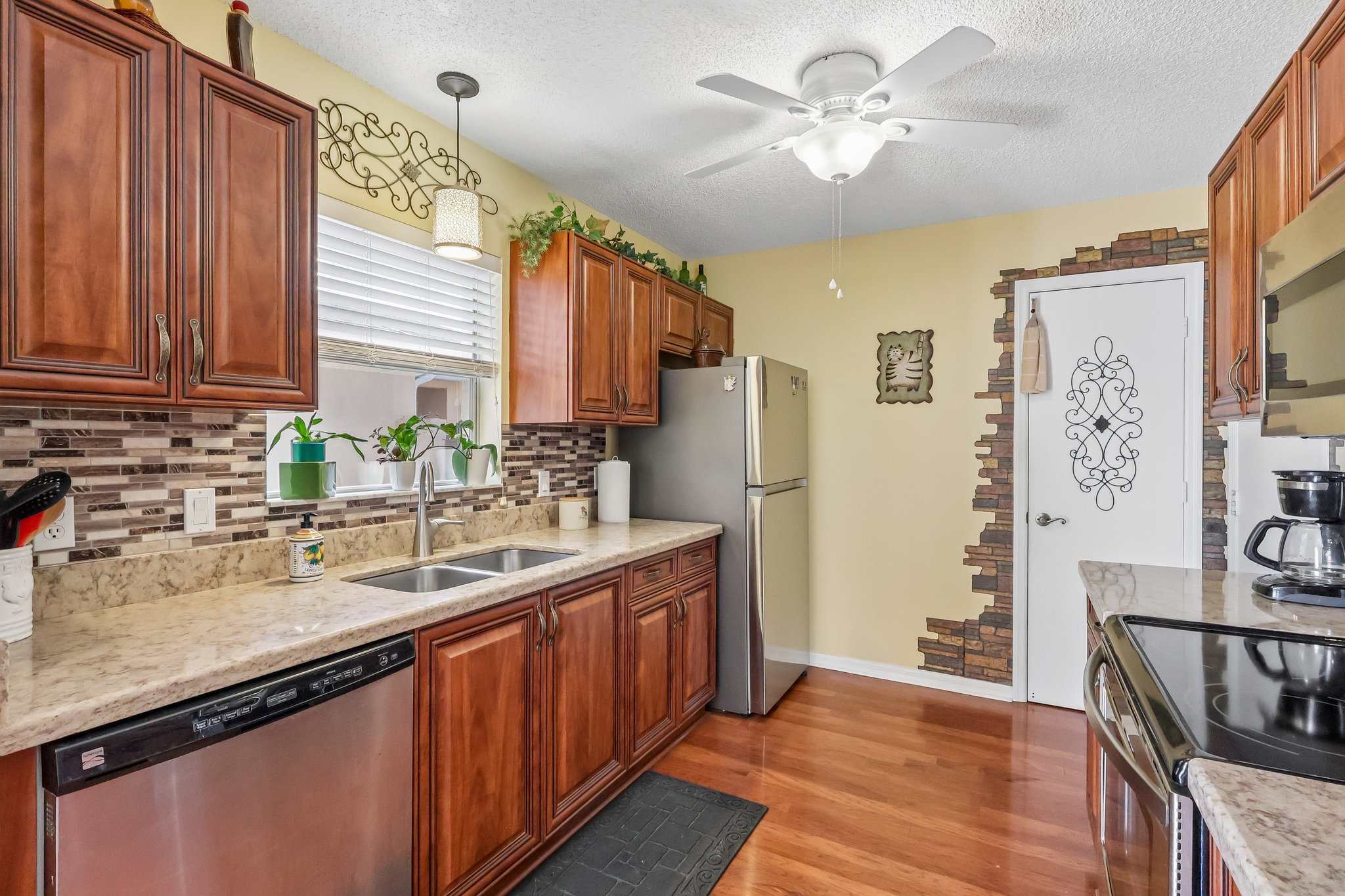 Guido Ave-S1709-016.jpg