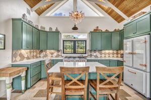 Take a moment to explore all the features of this gourmet kitchen!