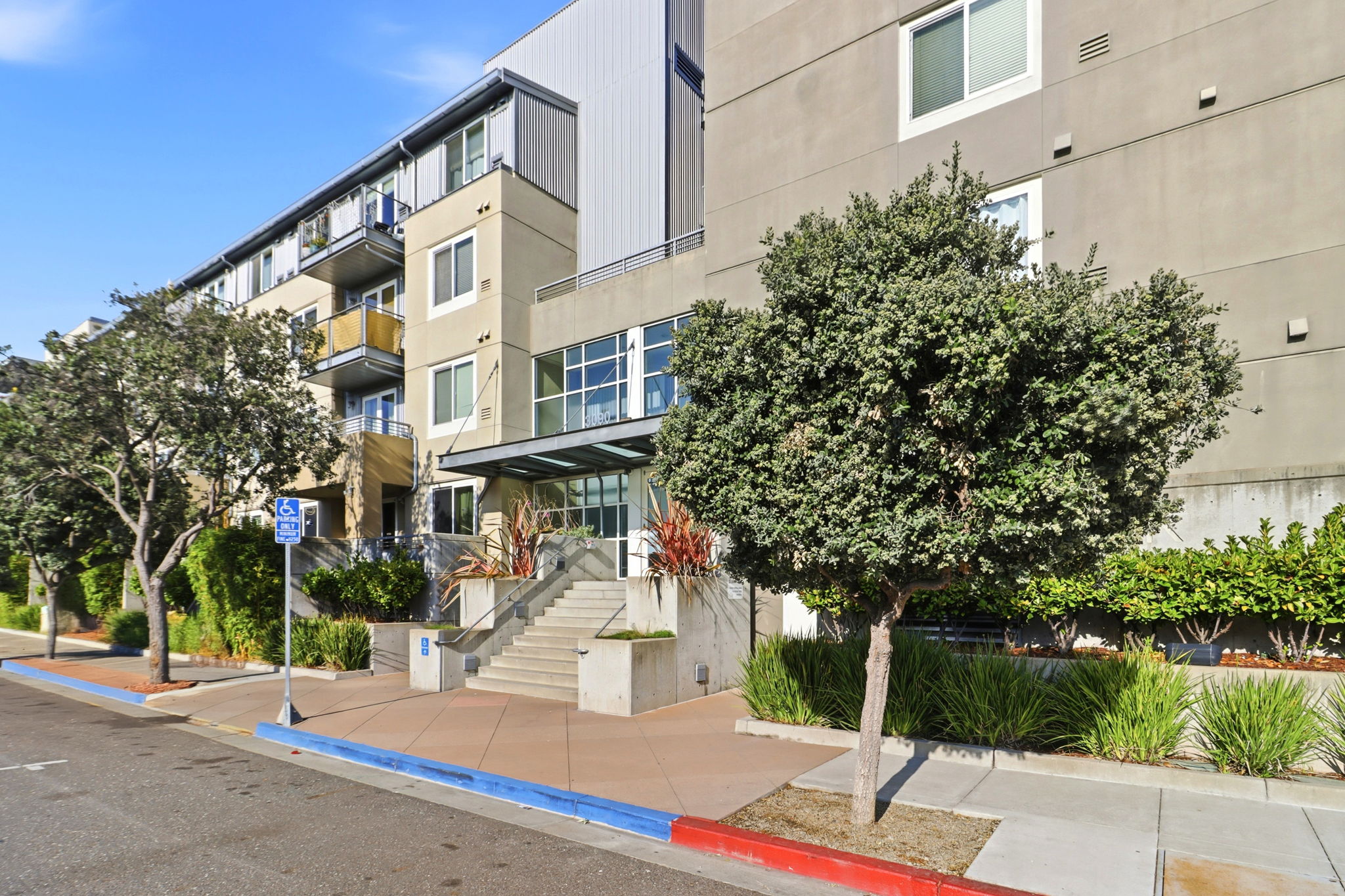 002_f8_3090 Glascock St 