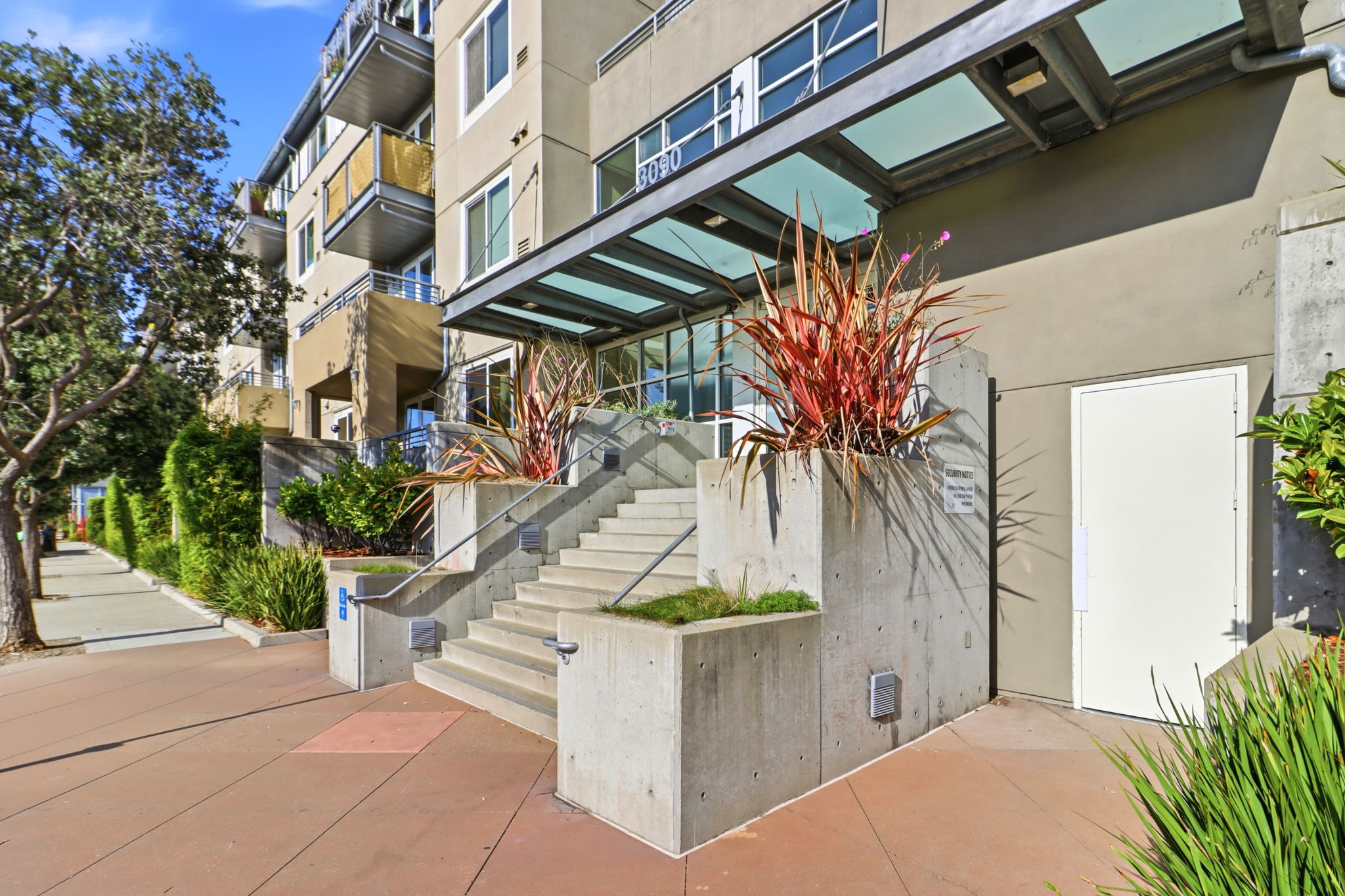 004_f8_3090 Glascock St 