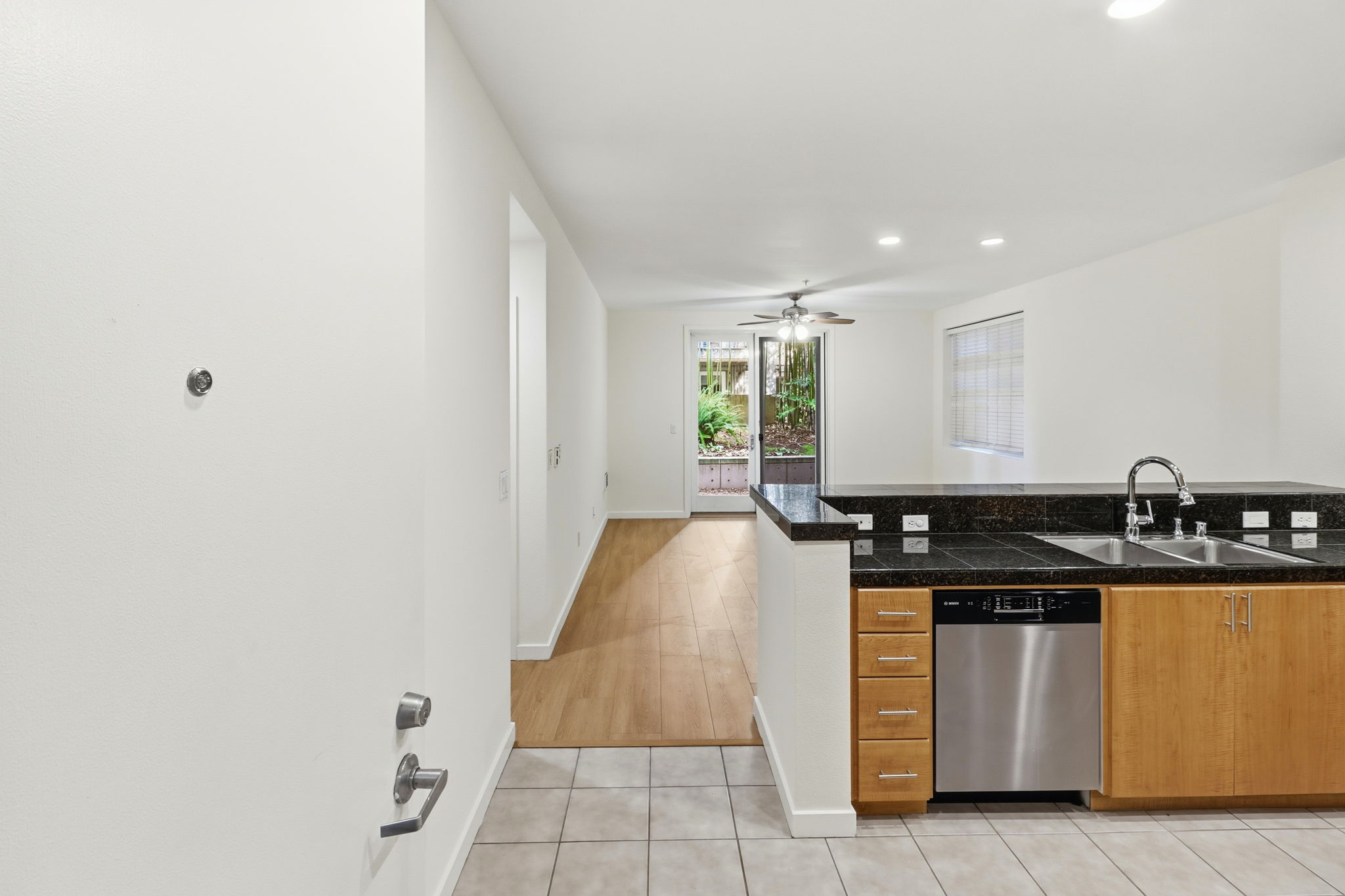 018_f8_3090 Glascock St 