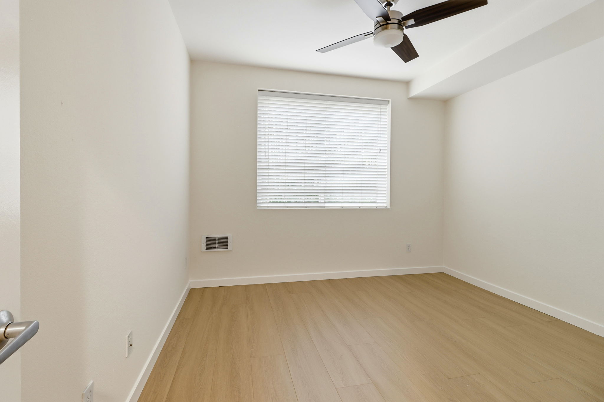 023_f8_3090 Glascock St 