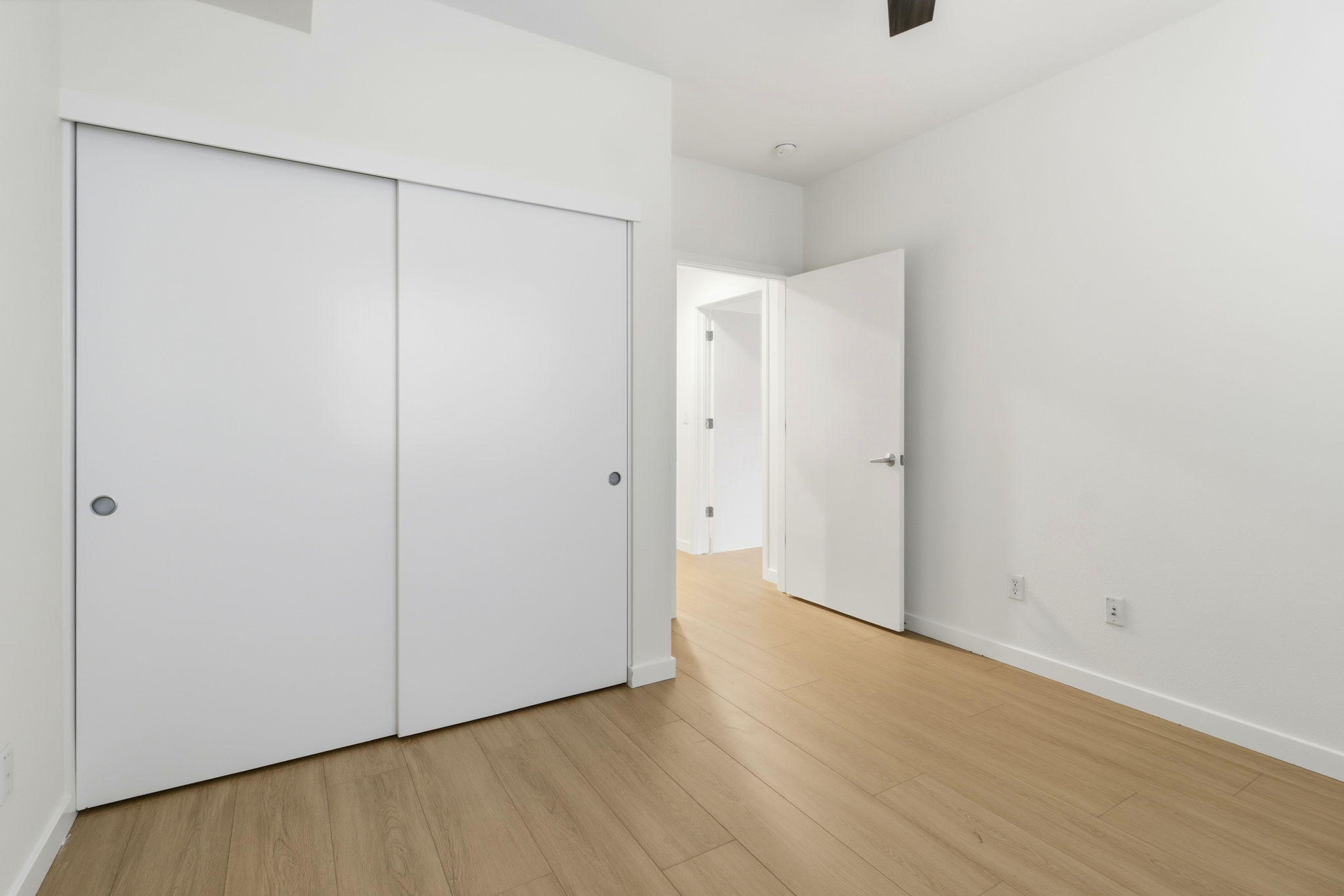 025_f8_3090 Glascock St 