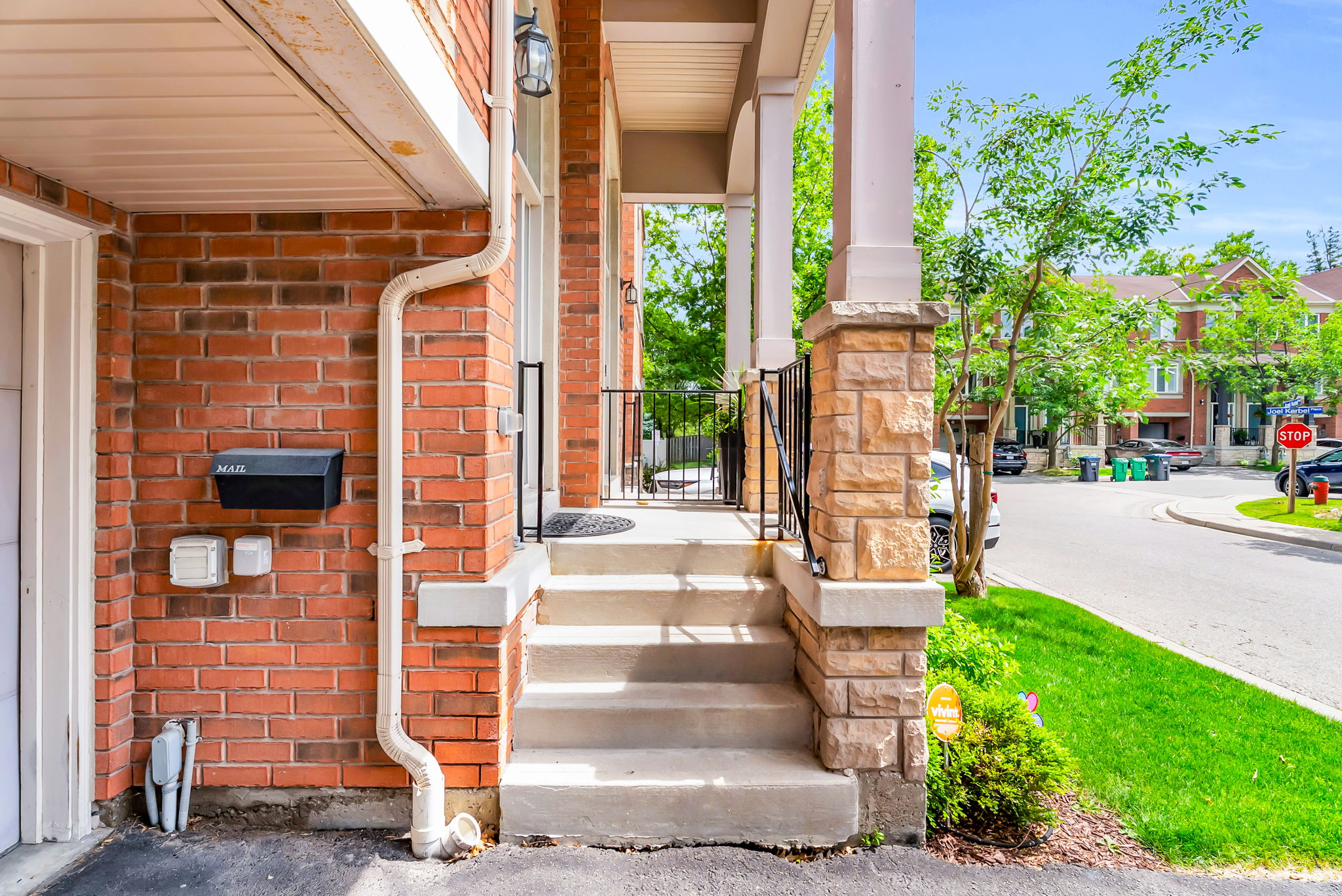 Front Porch/Entrance