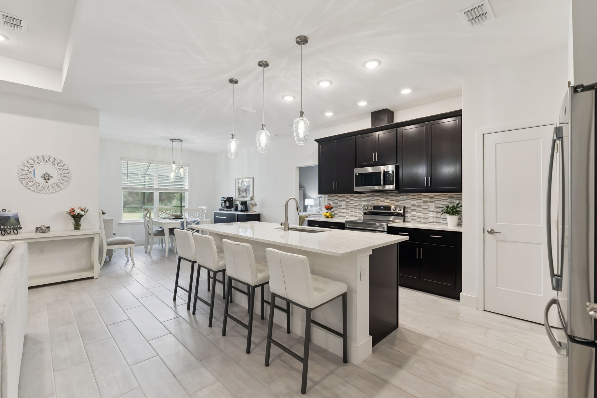Inviting Breakfast Bar for 4