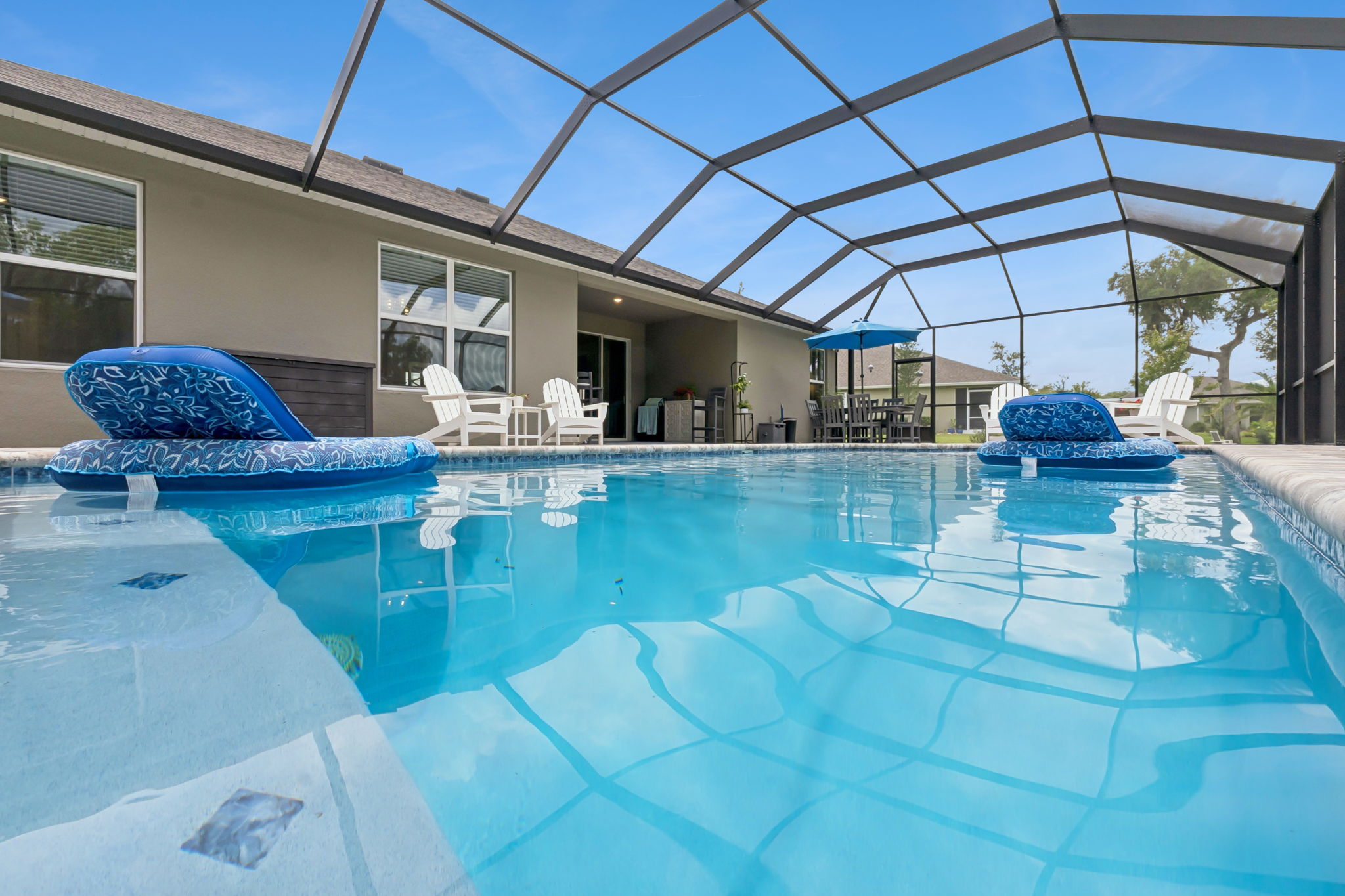 Spacious and relaxing Pool & Patio