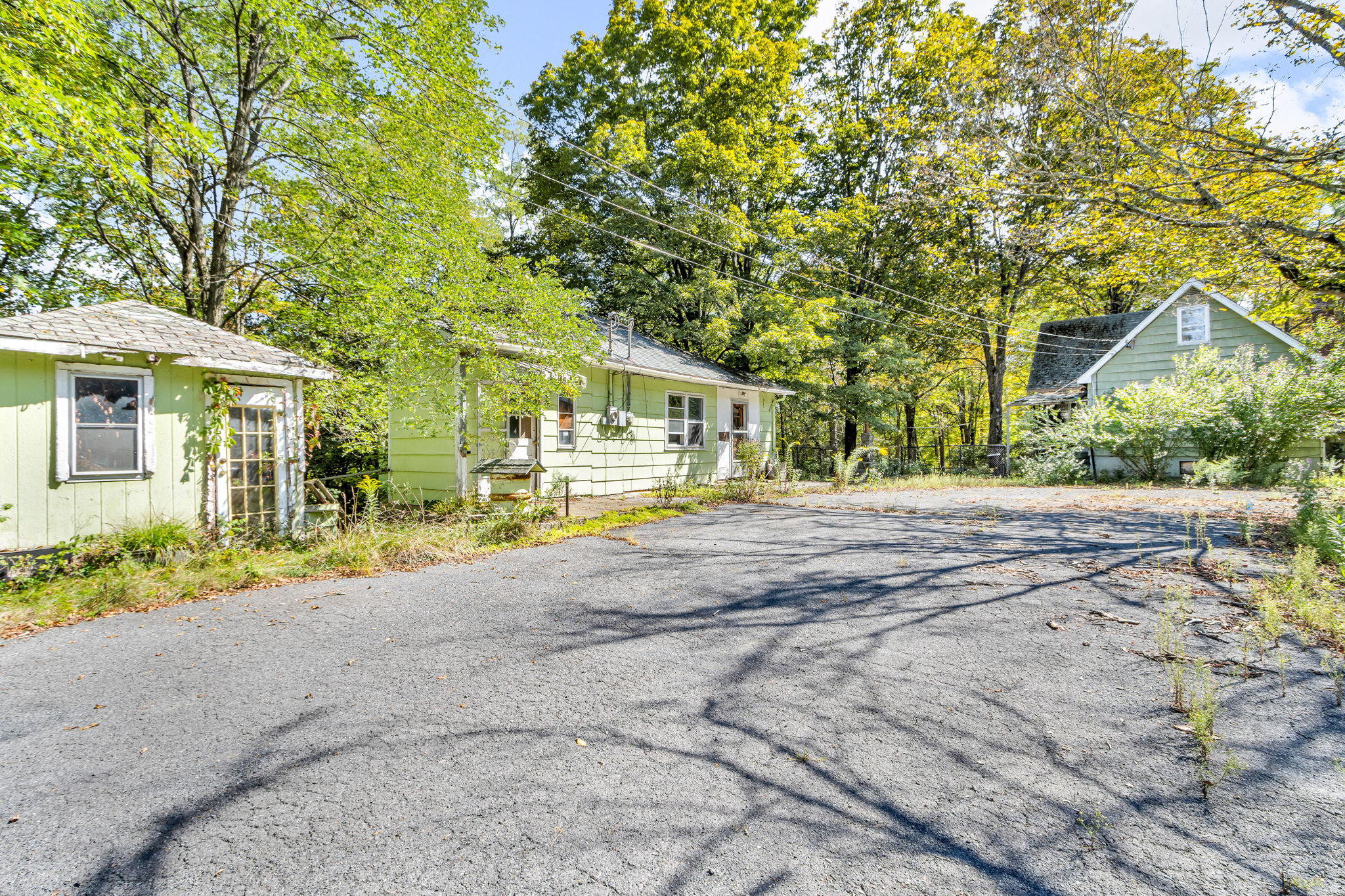 Property overview, shed on left, 21 in middle and 31 on right