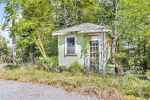 Shed (to the left of 21 Foster)