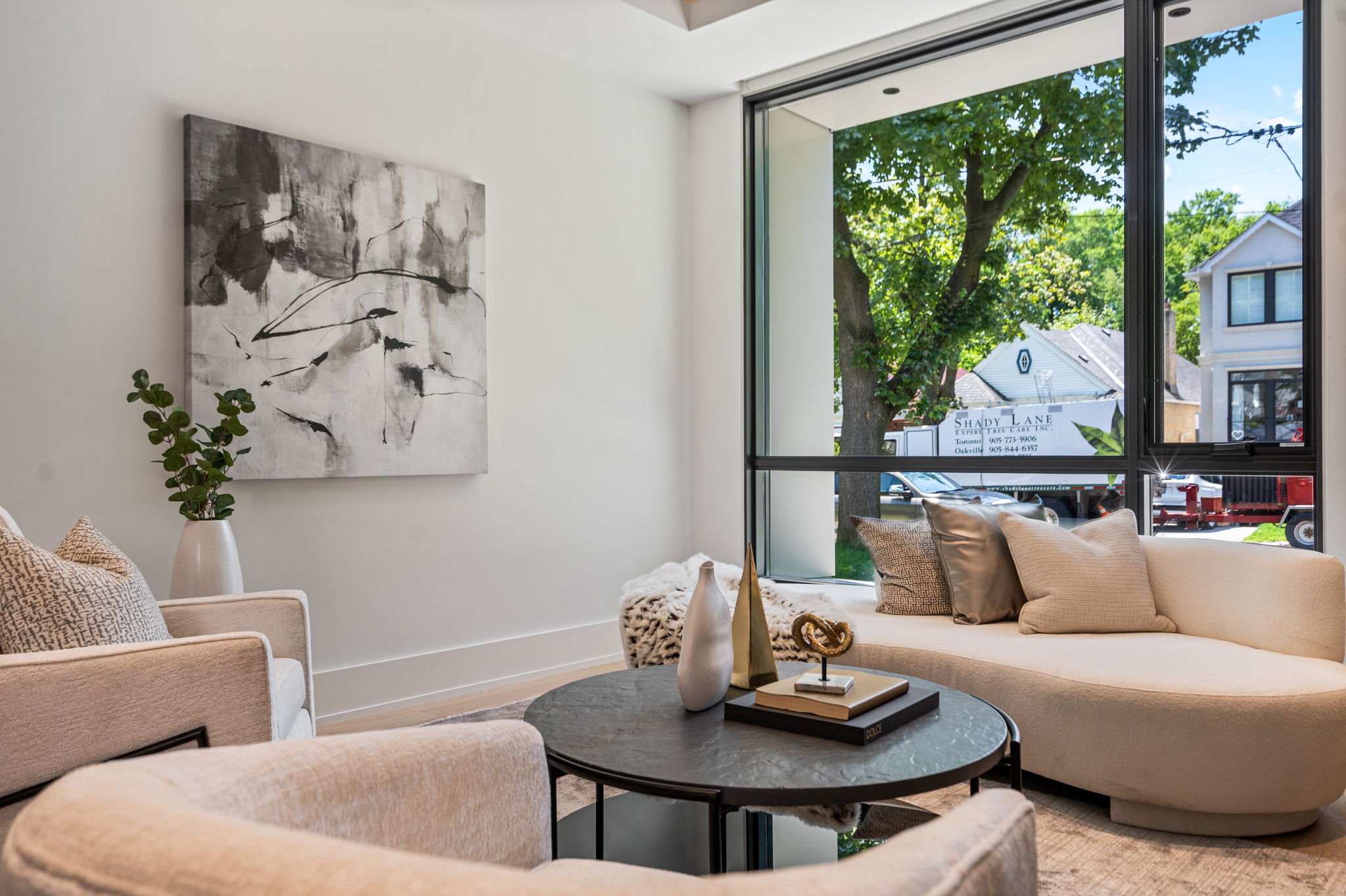 31 Hoyle Ave Toronto, ON M4S 2X5