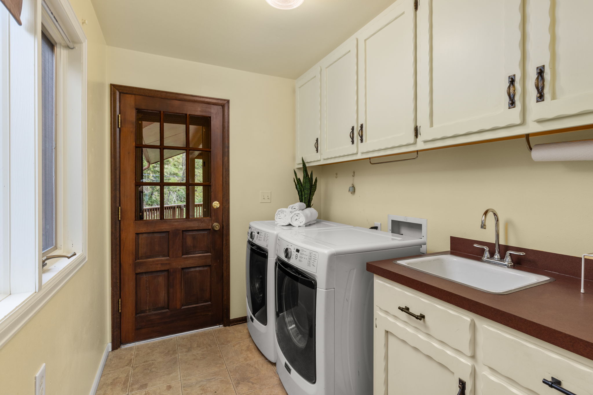 Large Laundry Room w Sink and Cabinets