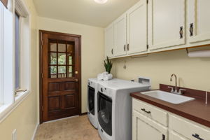 Large Laundry Room w Sink and Cabinets