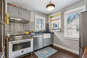 Kitchen with high end stainless appliances & leathered granite counters!