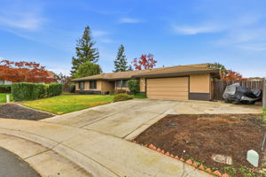 003_F8_31 Royal Ct Galt,