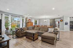 007_F8_31 Royal Ct Galt,