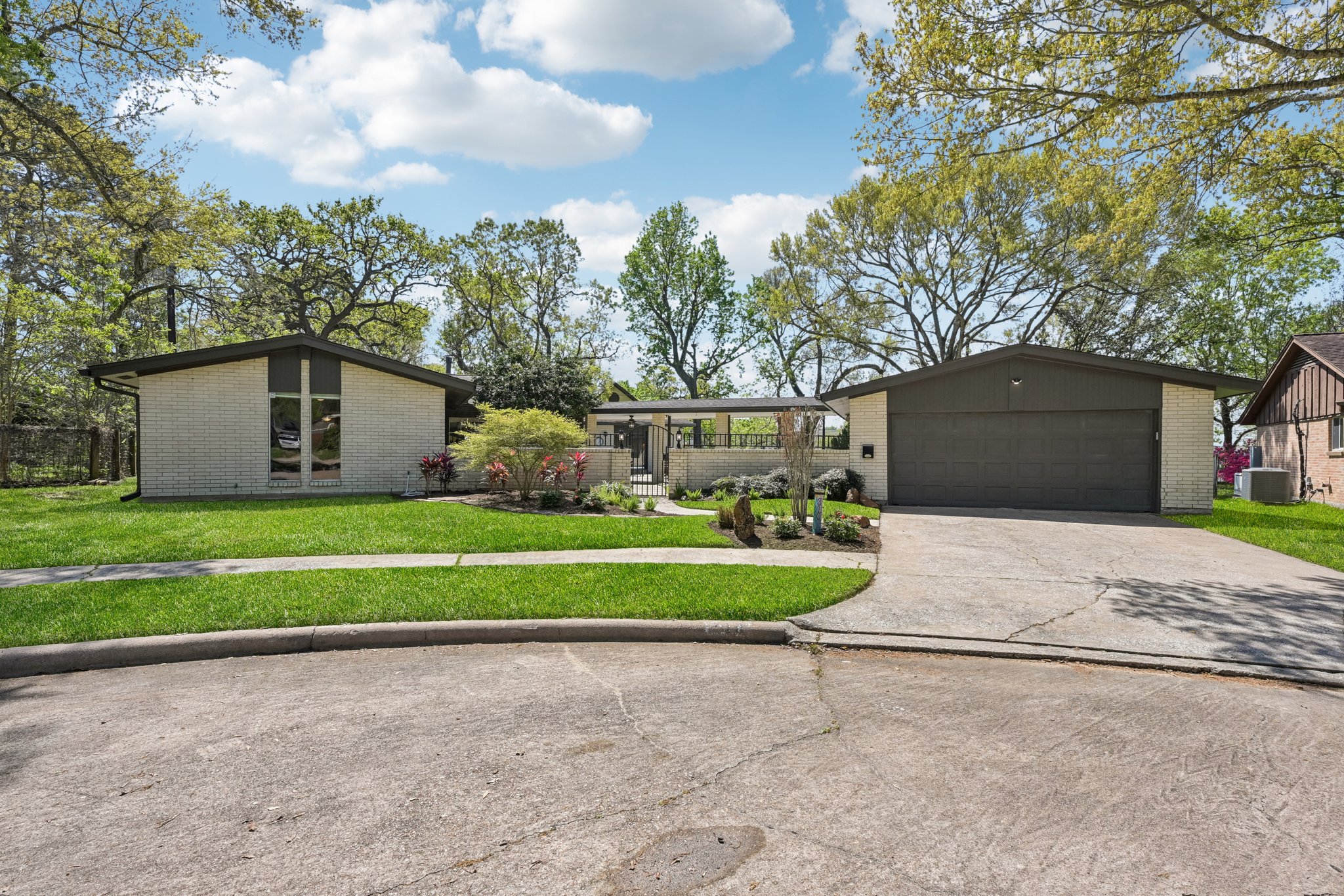 Whitecap Dr-L1403-001.jpg