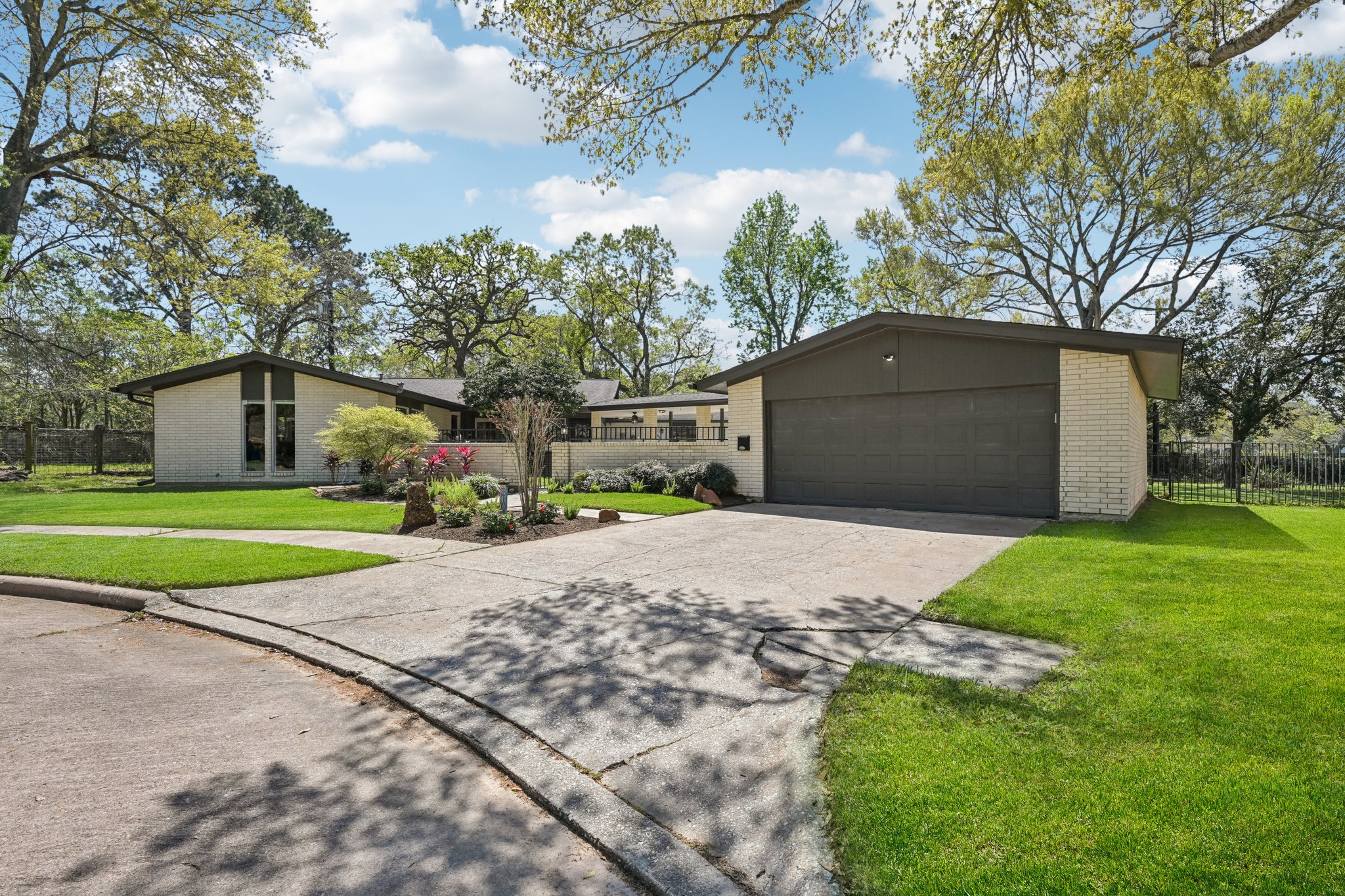 Whitecap Dr-L1403-002.jpg