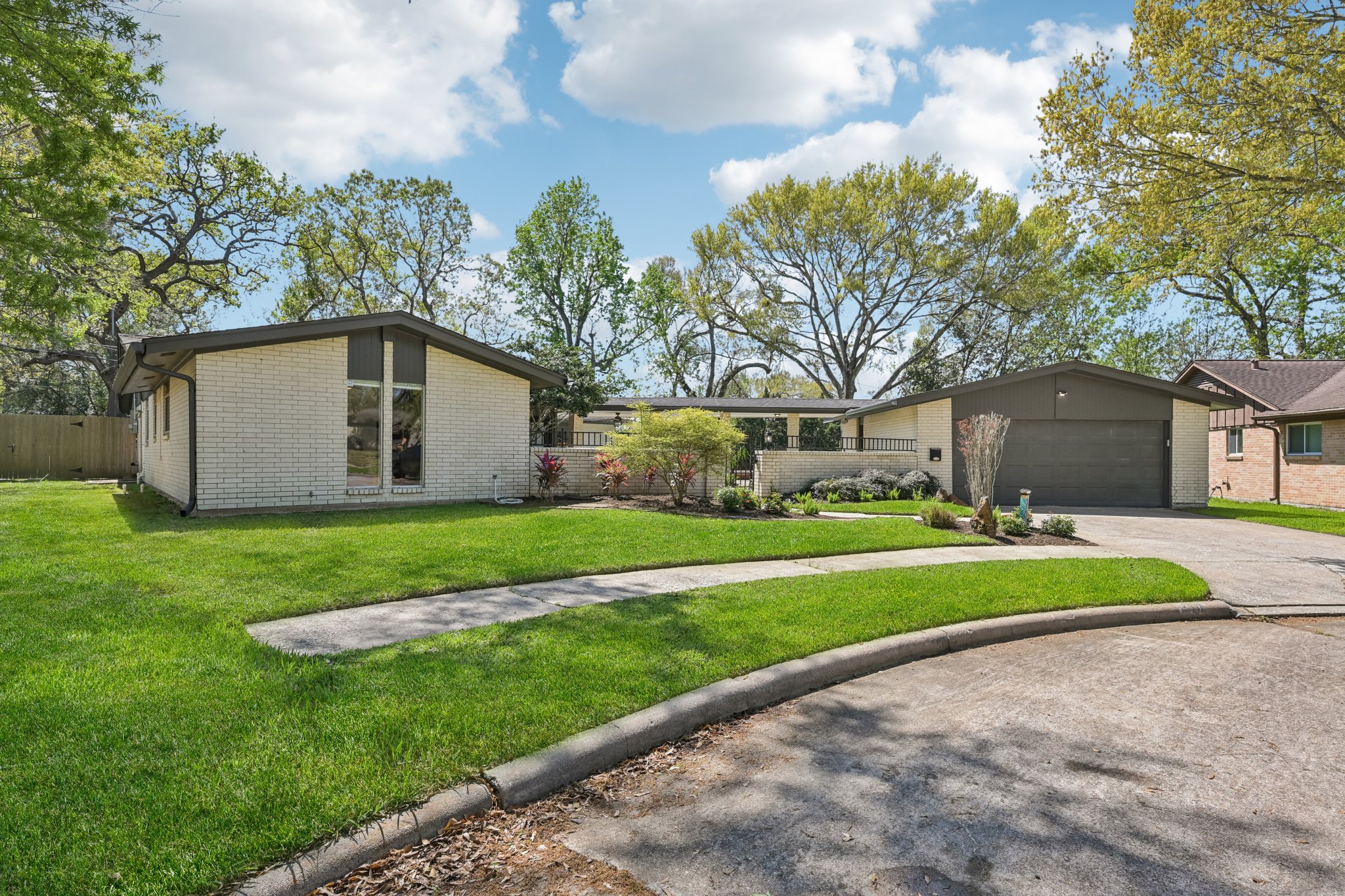 Whitecap Dr-L1403-003.jpg