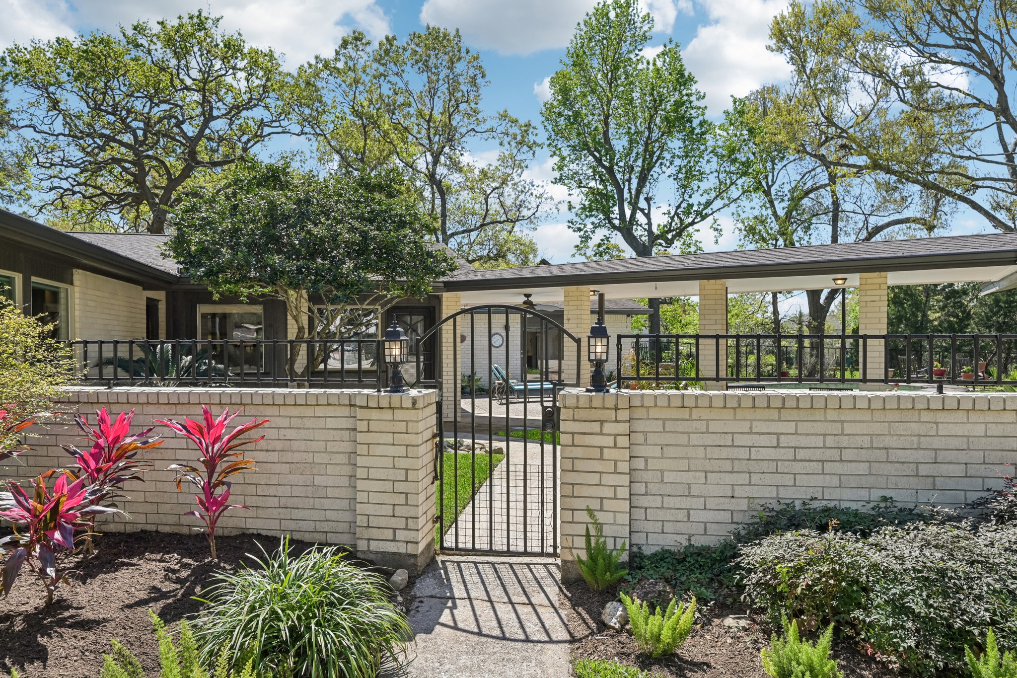 Whitecap Dr-L1403-005.jpg