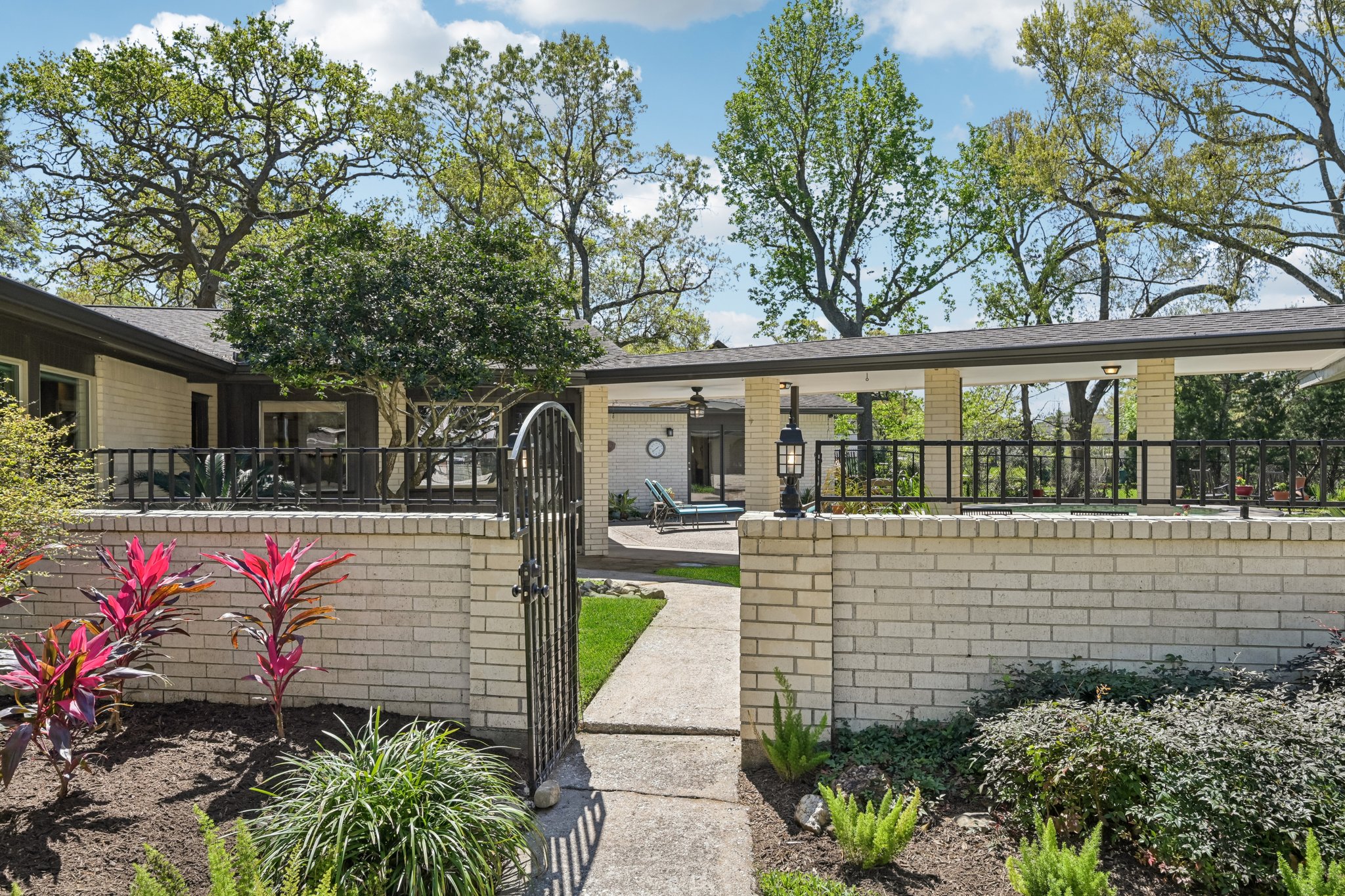 Whitecap Dr-L1403-006.jpg