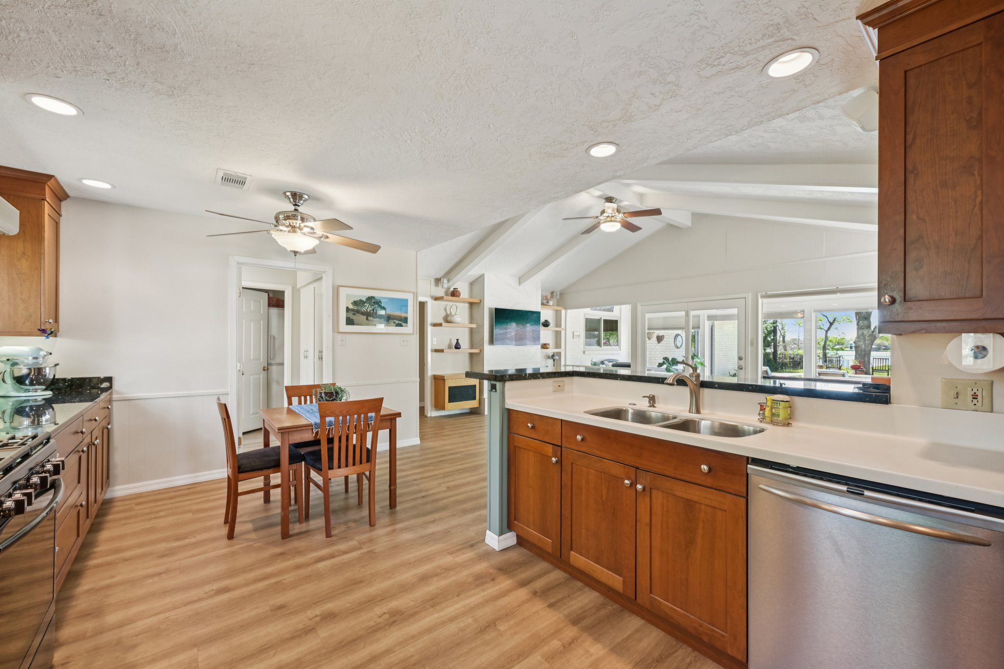 Whitecap Dr-L1403-018.jpg