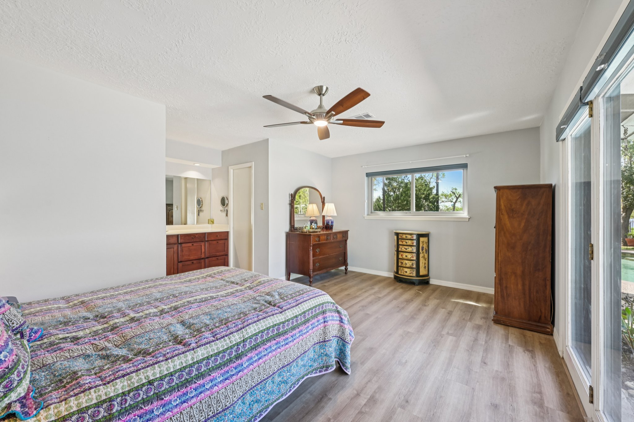 Whitecap Dr-L1403-027.jpg