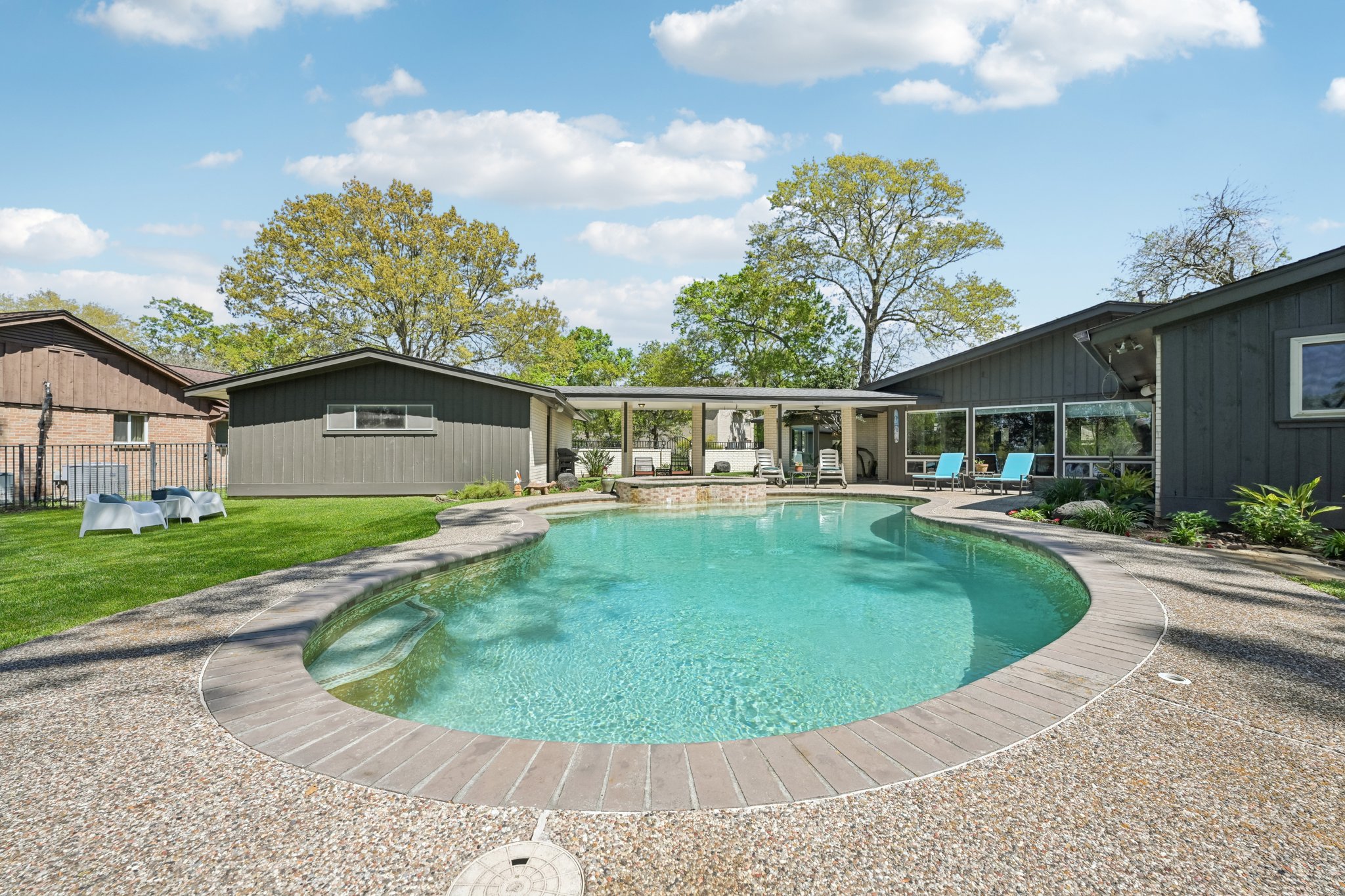 Whitecap Dr-L1403-040.jpg