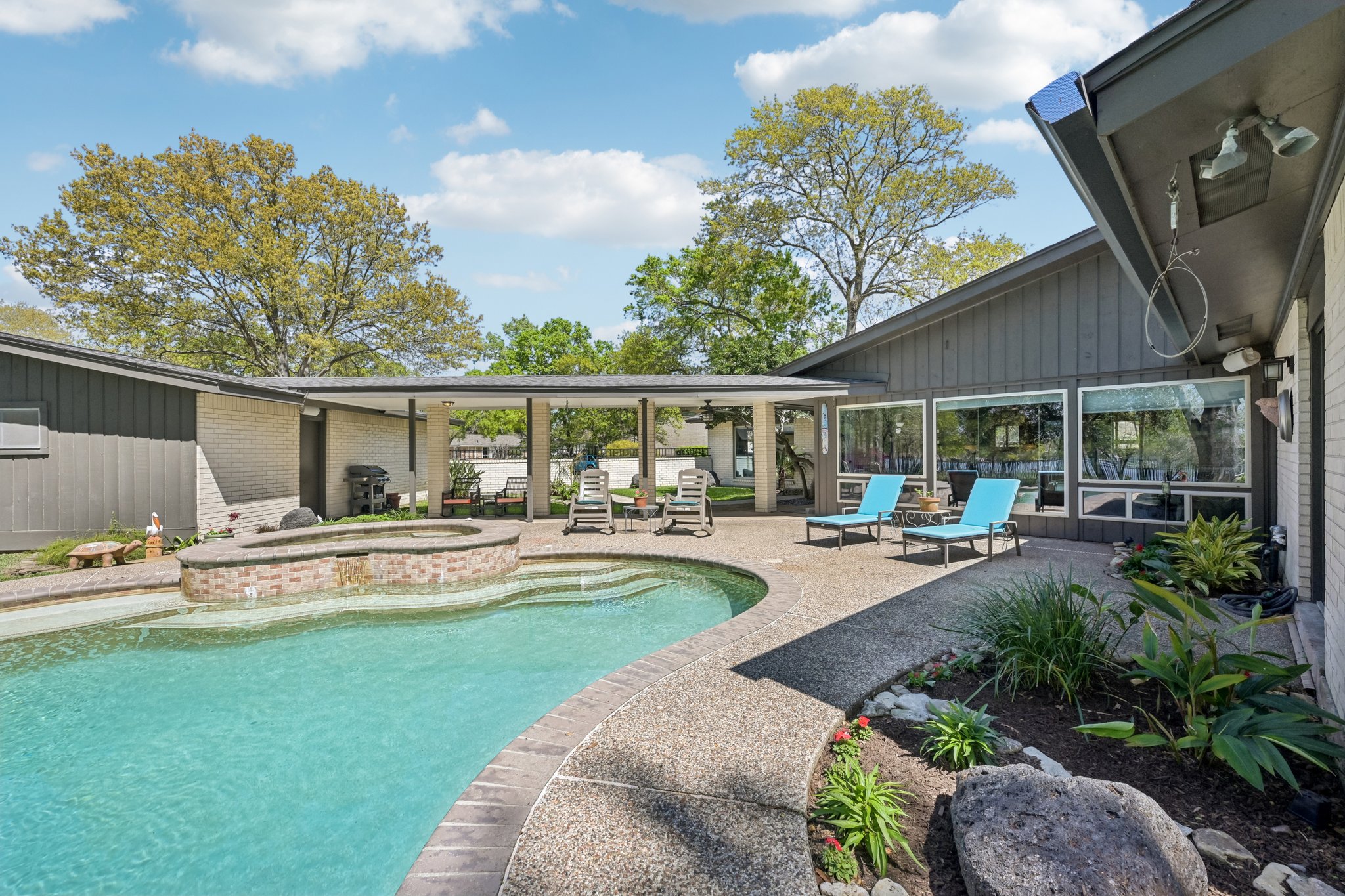 Whitecap Dr-L1403-045.jpg