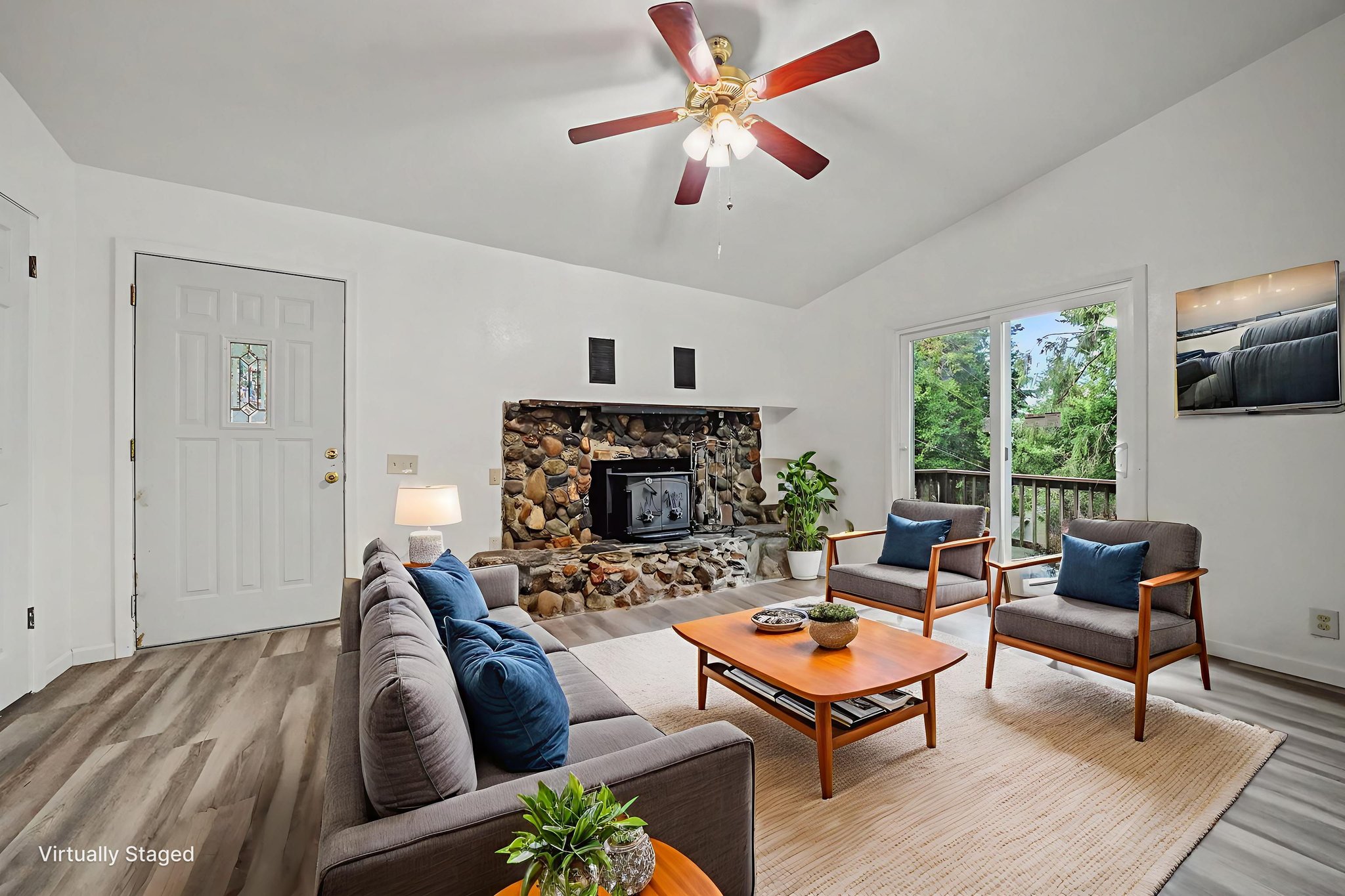 DSC04086 virtually staged.jpeg
