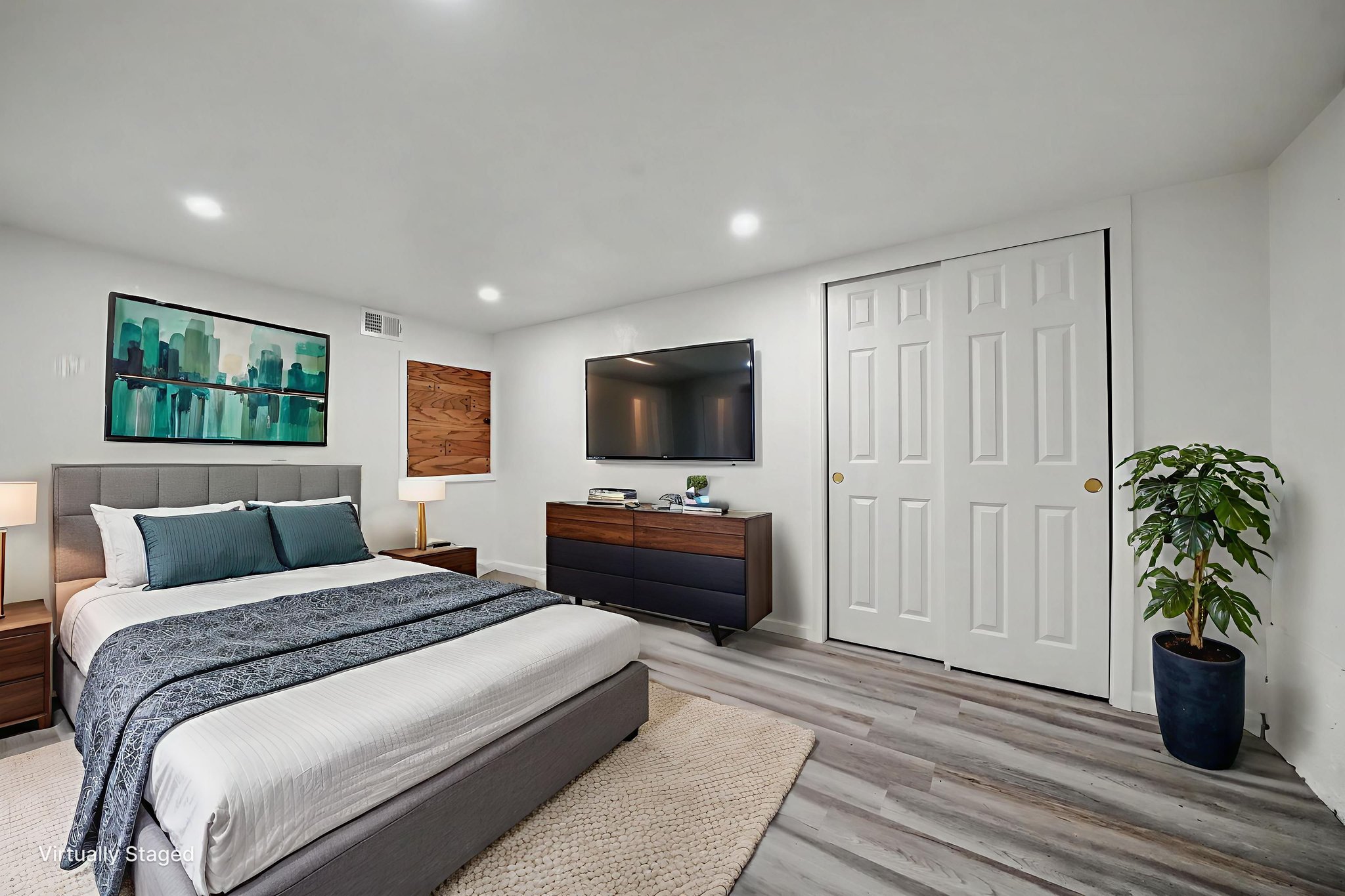 DSC04137 virtually staged.jpeg